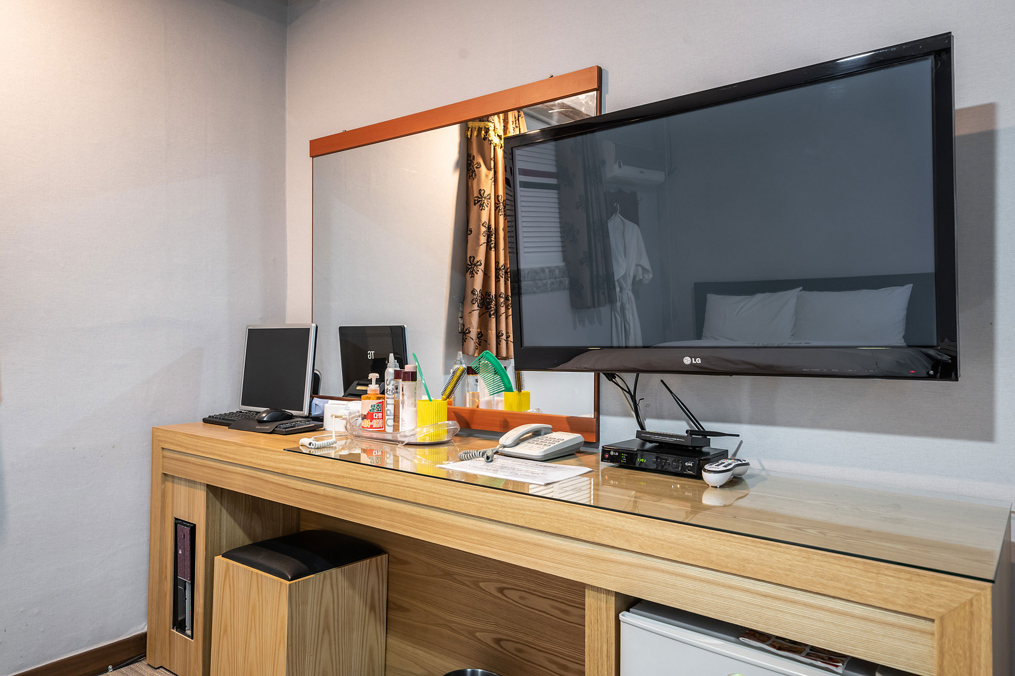 room detail thumbnail 2