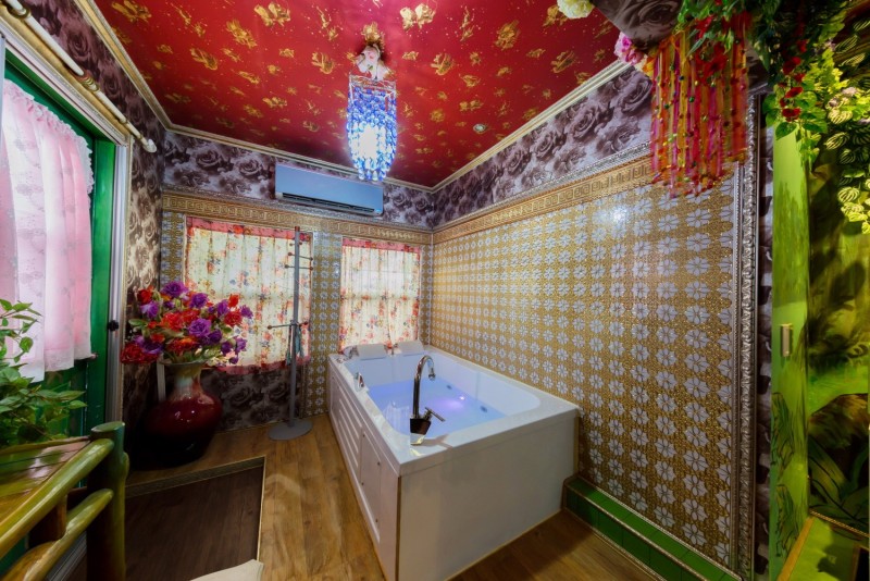 room detail thumbnail 2