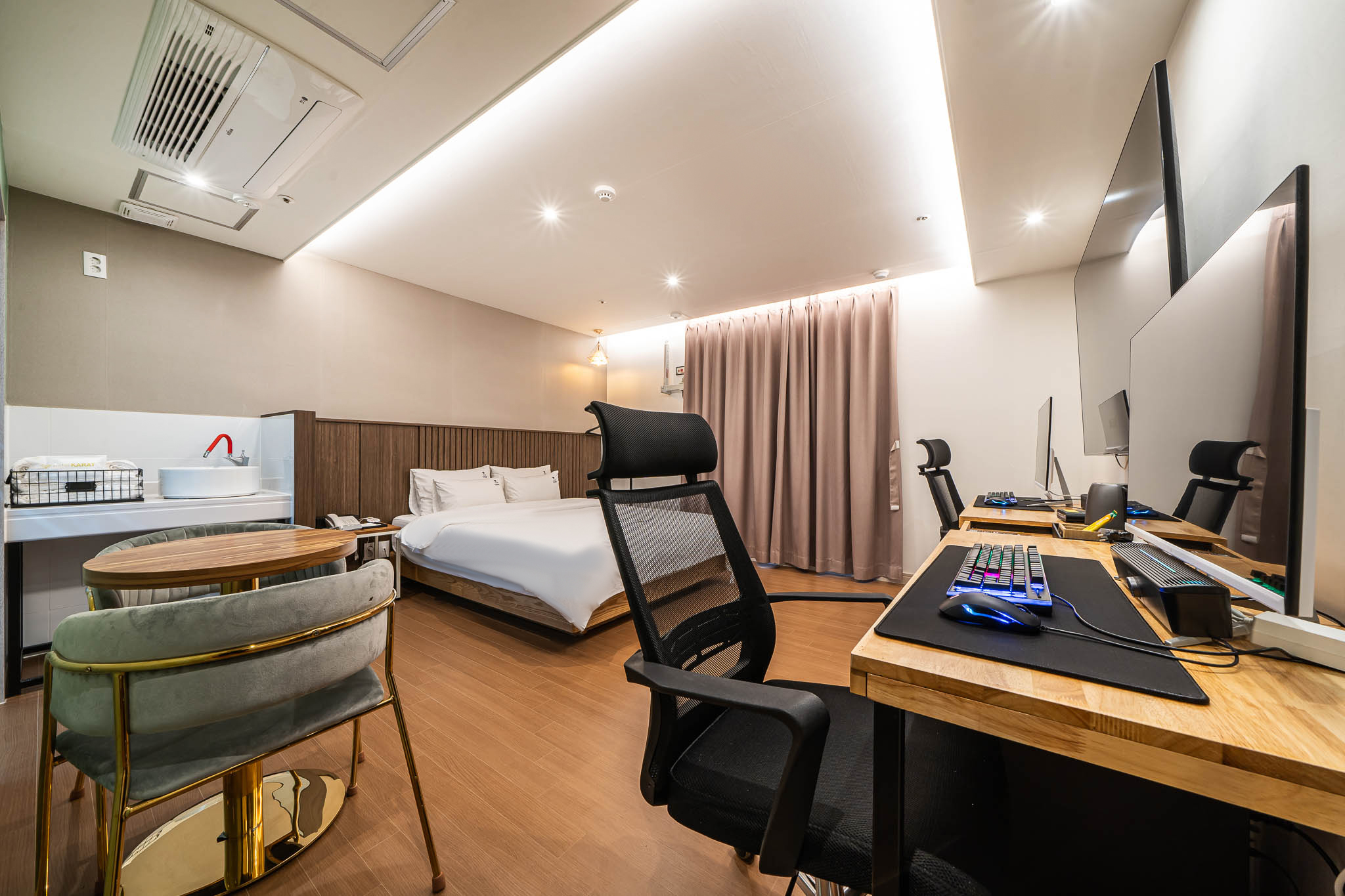 room detail thumbnail 1