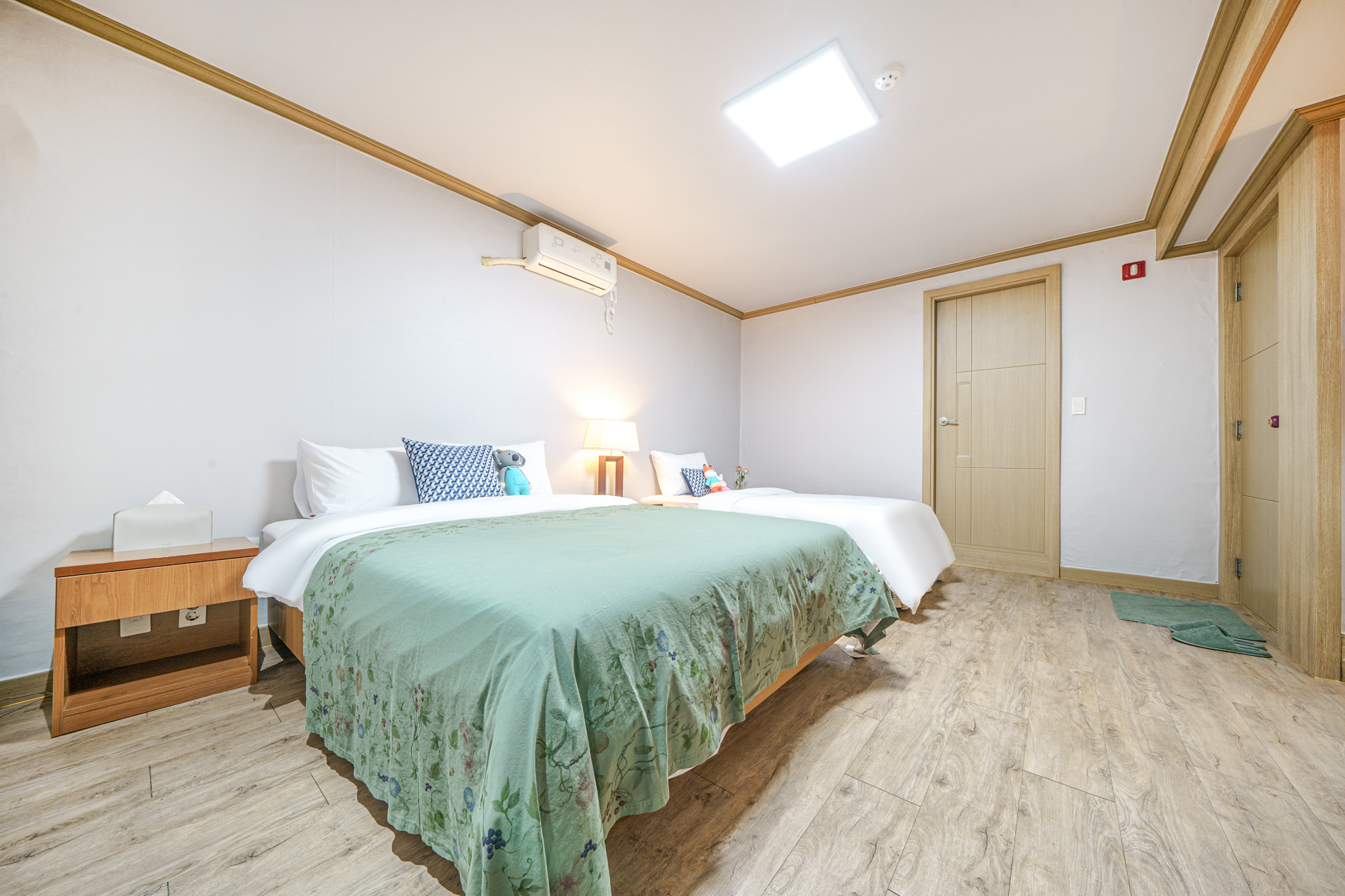 room detail thumbnail 2