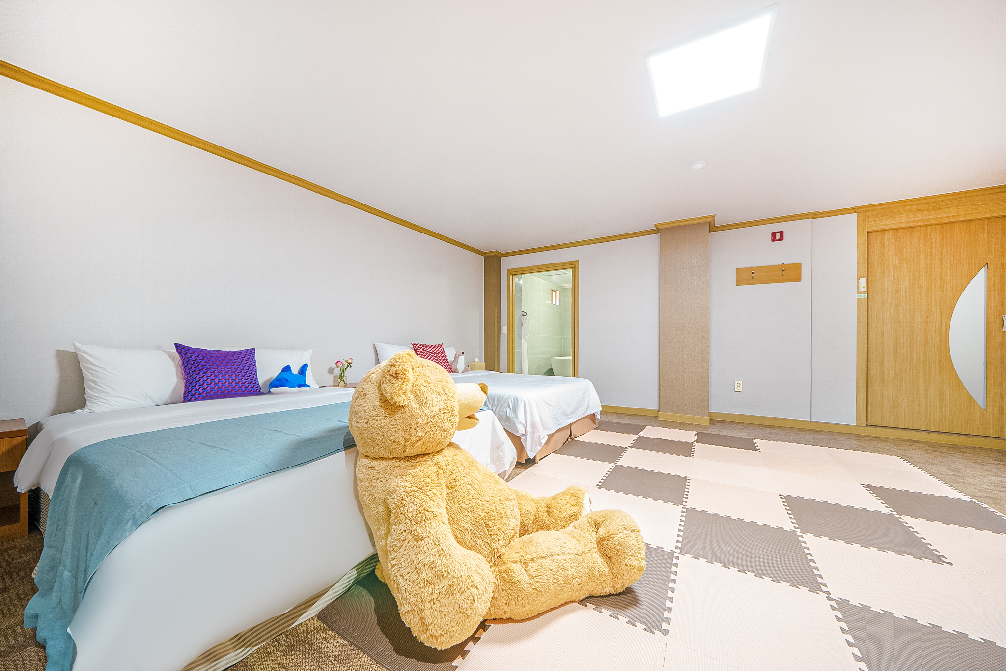 room detail thumbnail 2