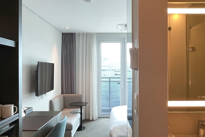 room detail thumbnail 2