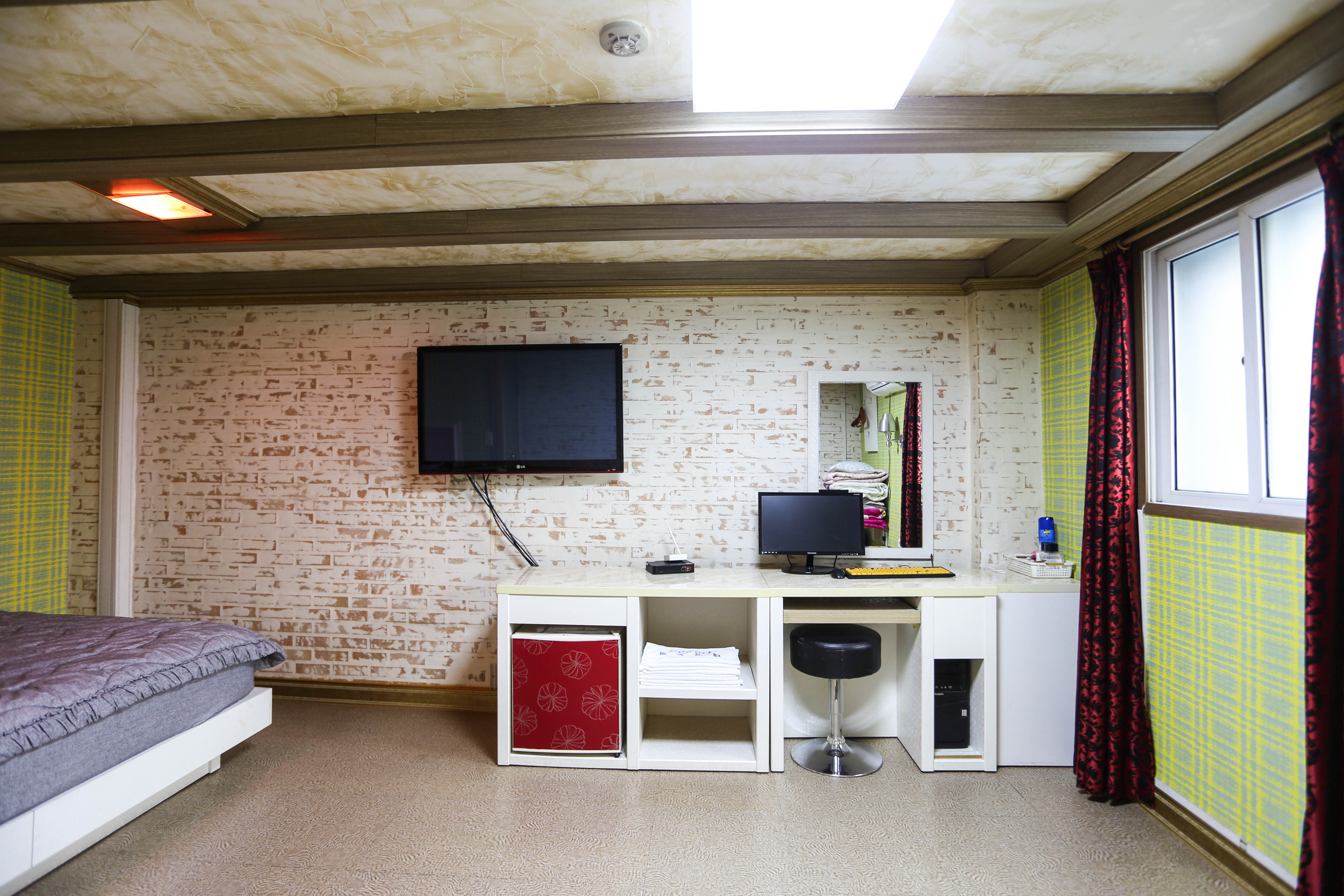 room detail thumbnail 2