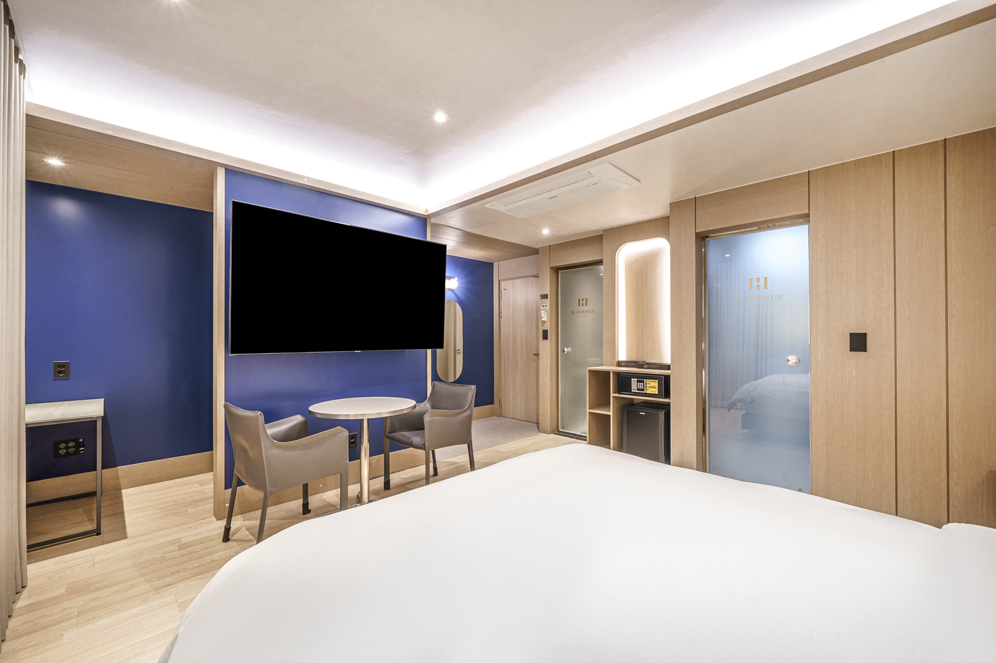 room detail thumbnail 2