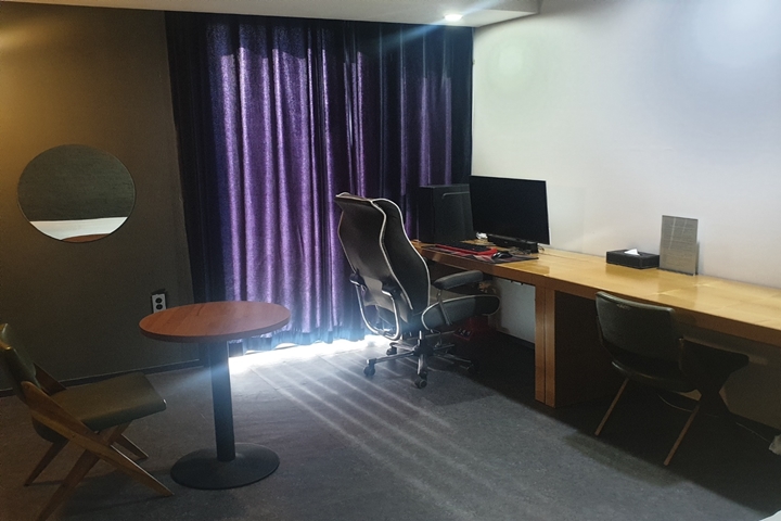 room detail thumbnail 1