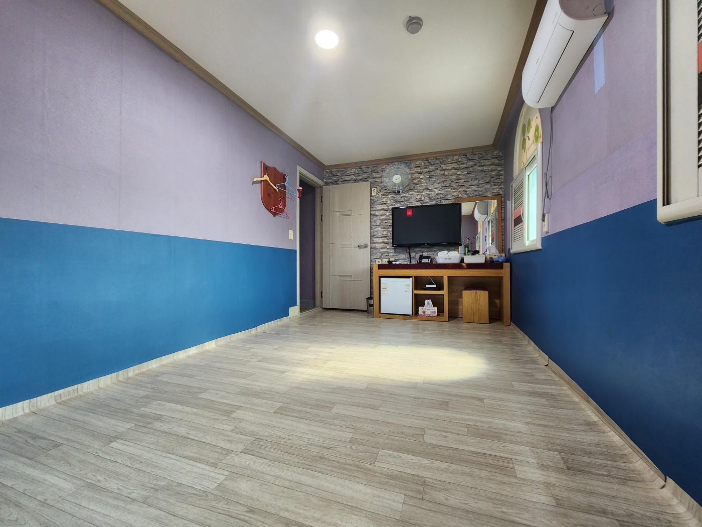 room detail thumbnail 1