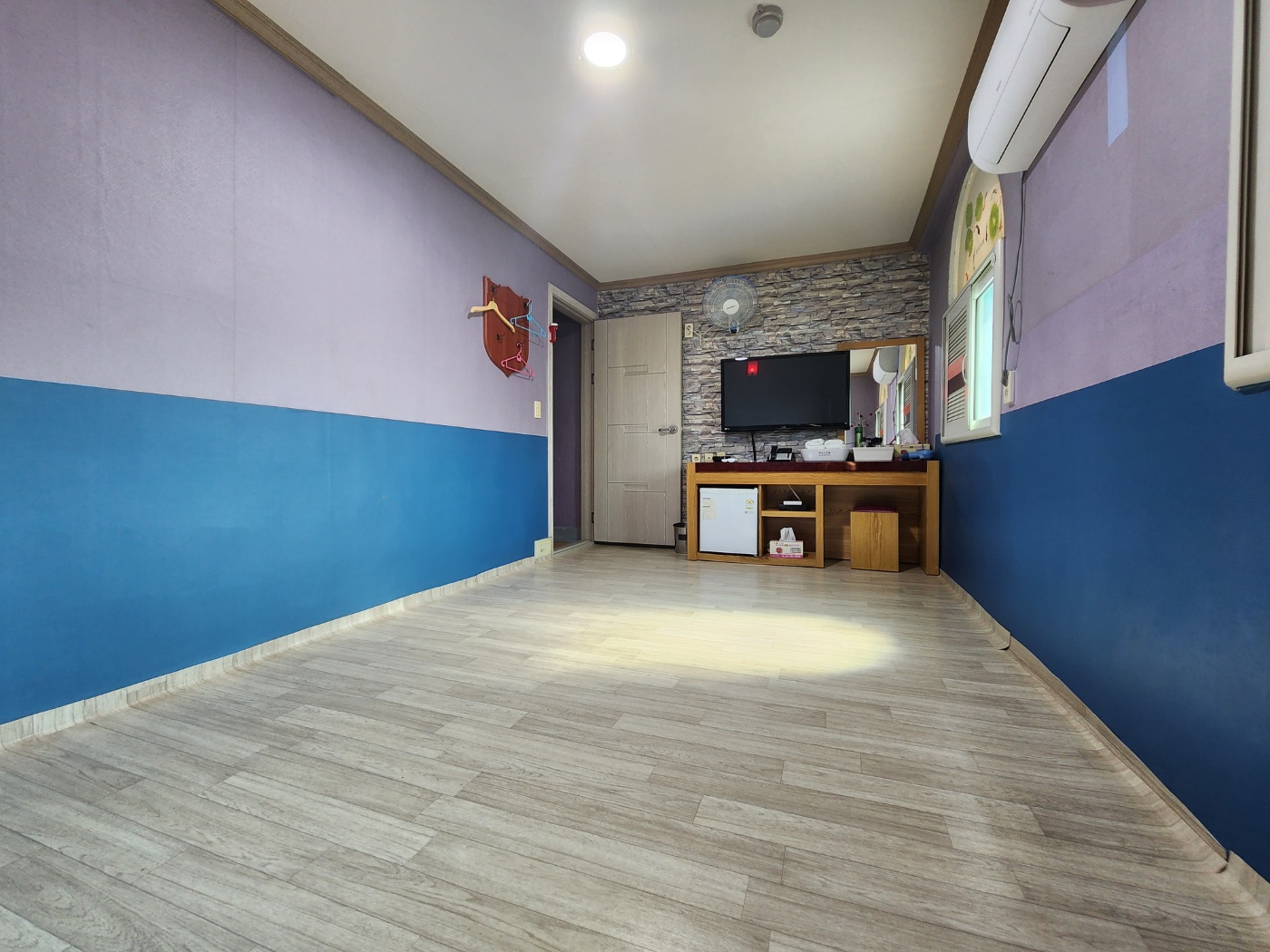 room detail thumbnail 2