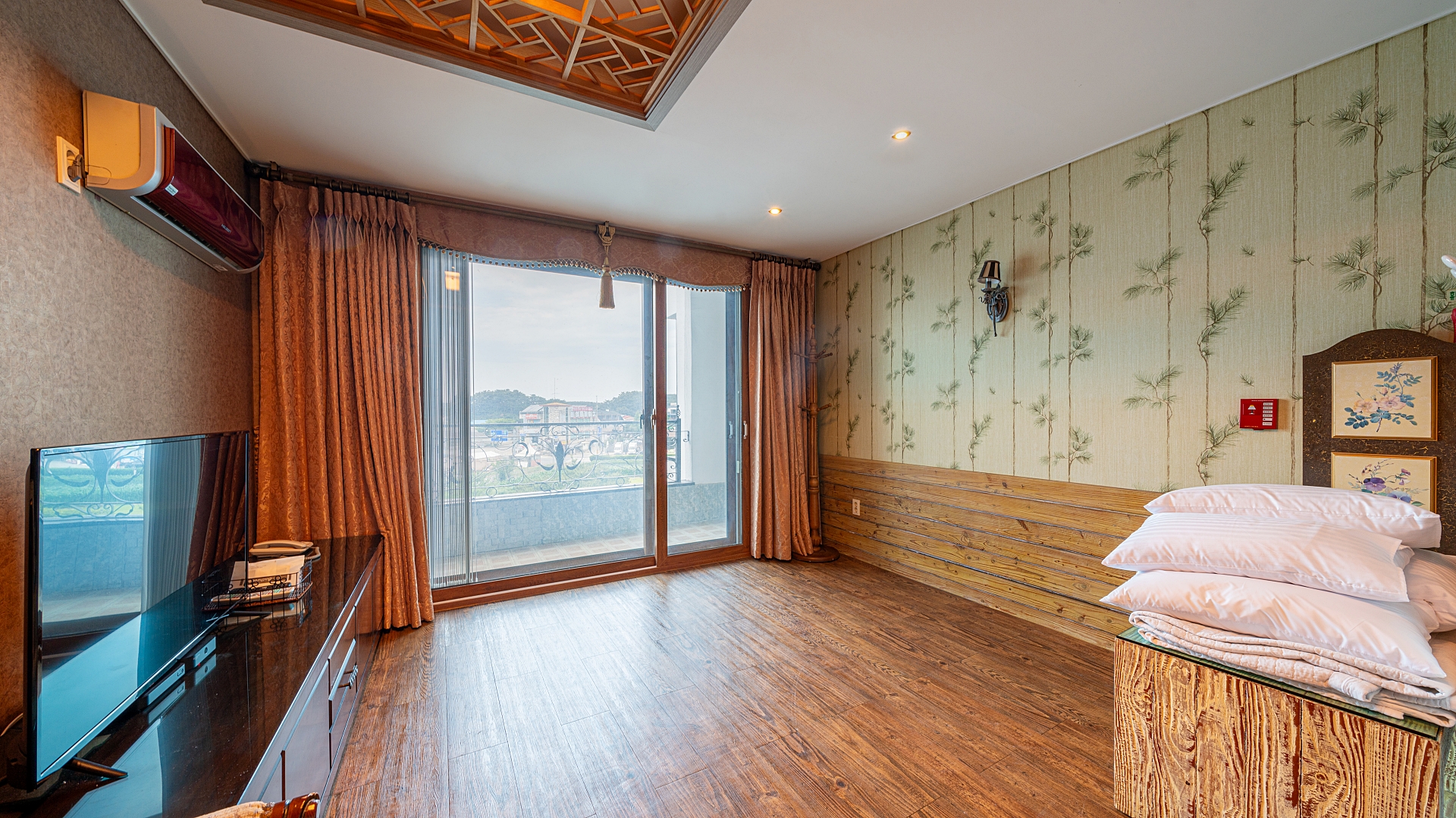 room detail thumbnail 1