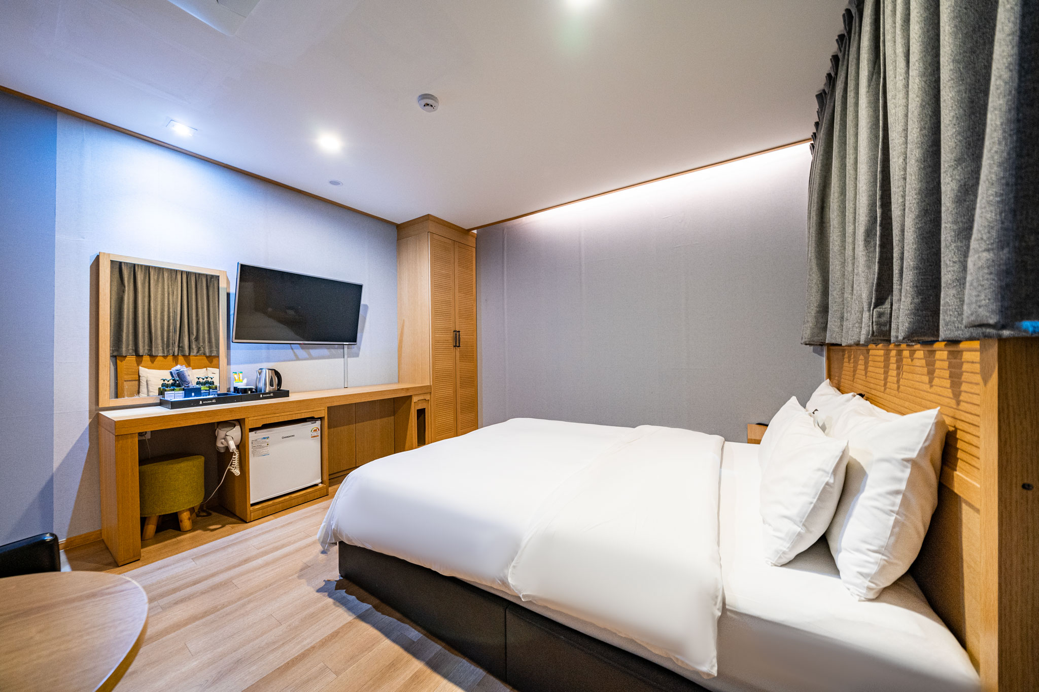 room detail thumbnail 2