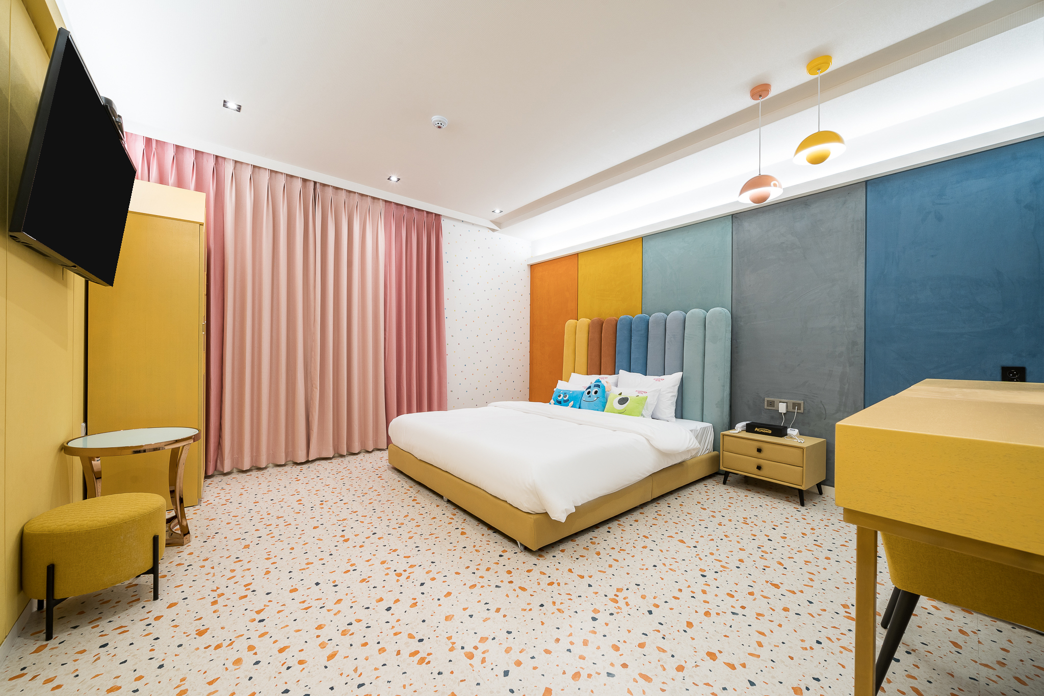 room detail thumbnail 2