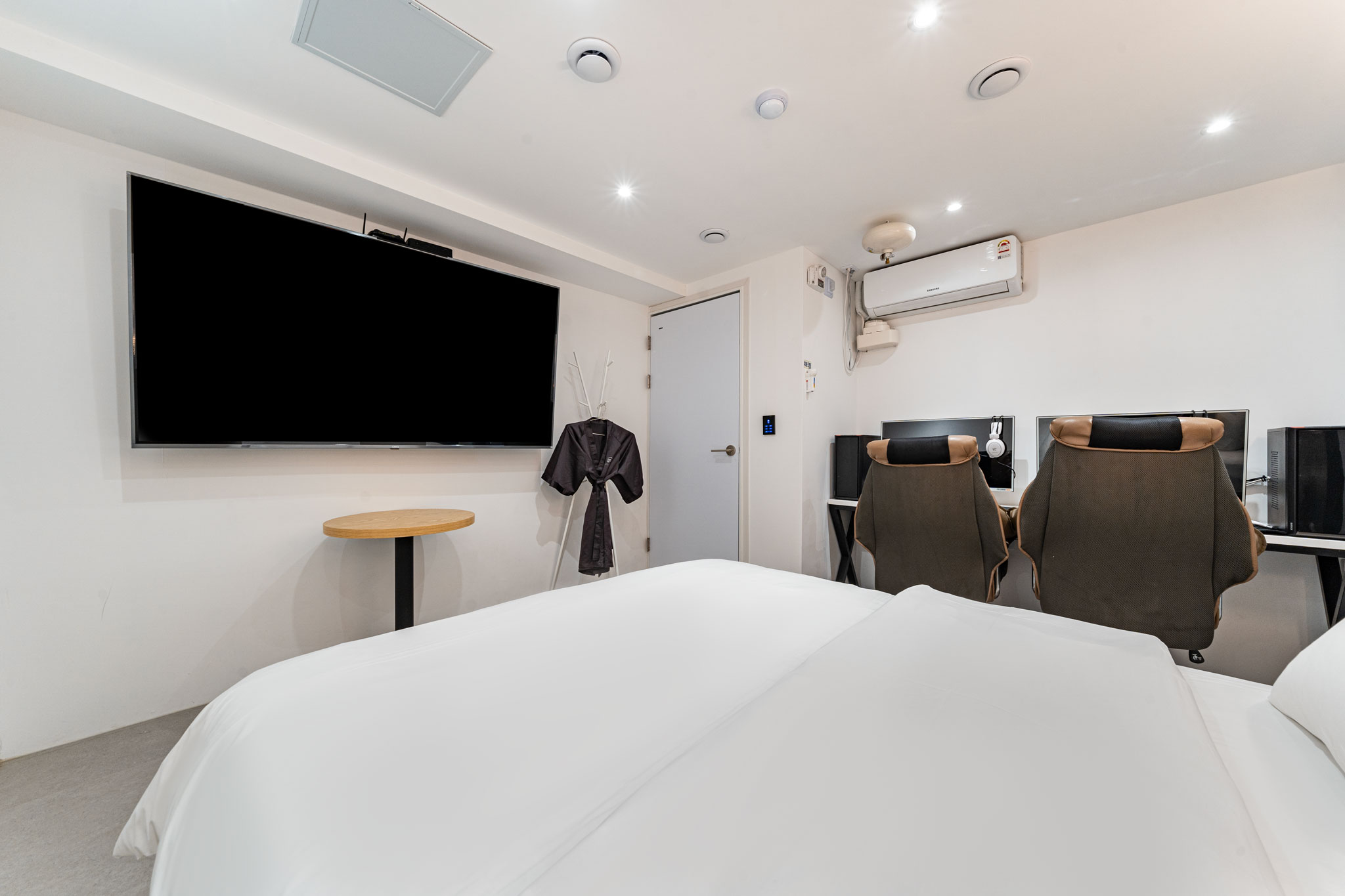 room detail thumbnail 2