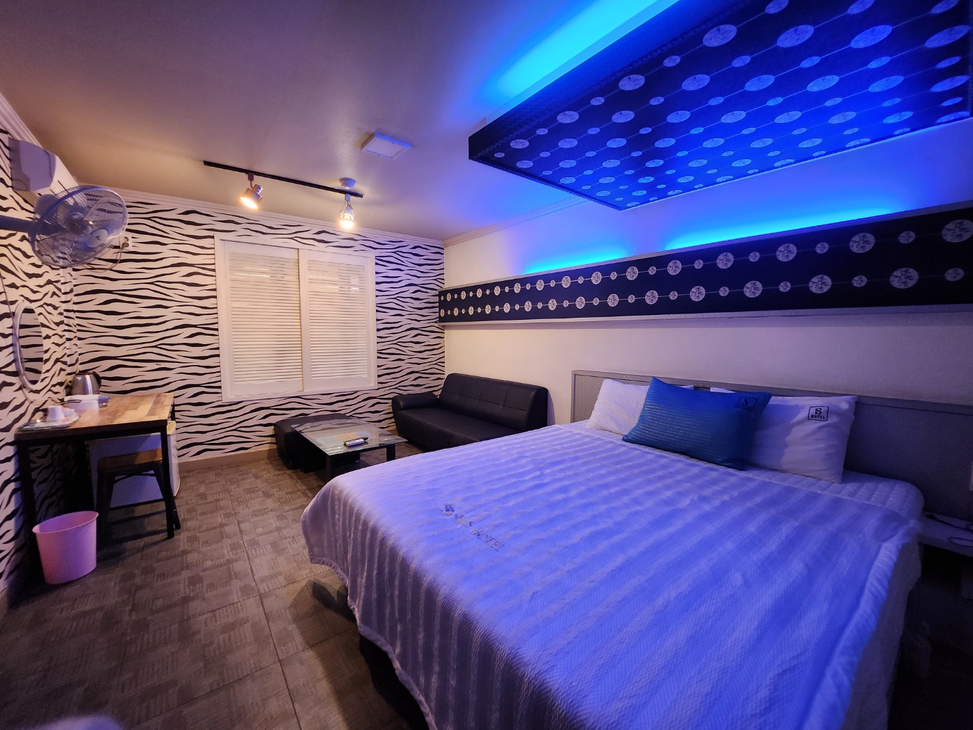 room detail thumbnail 2