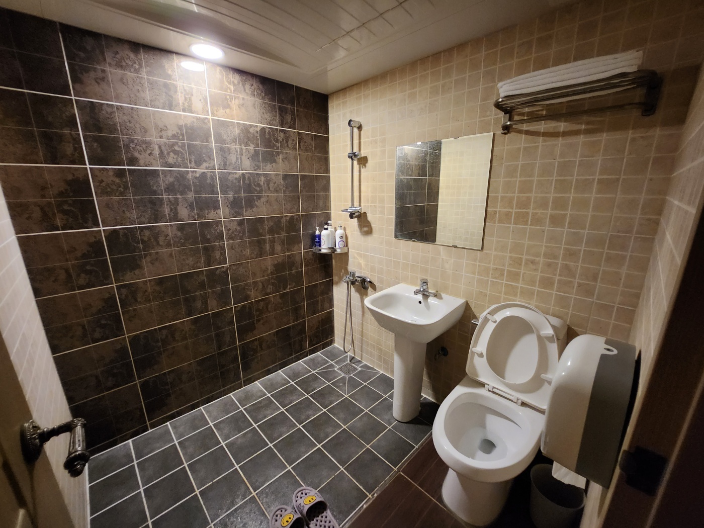 room detail thumbnail 1