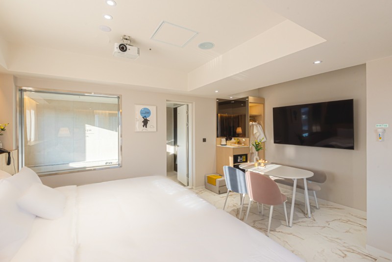 room detail thumbnail 2