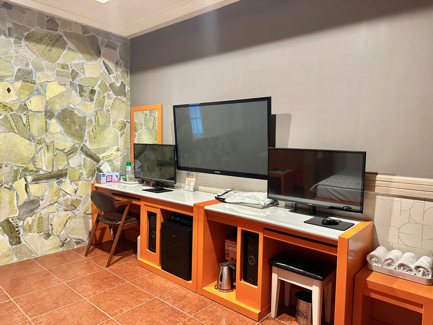 room detail thumbnail 2