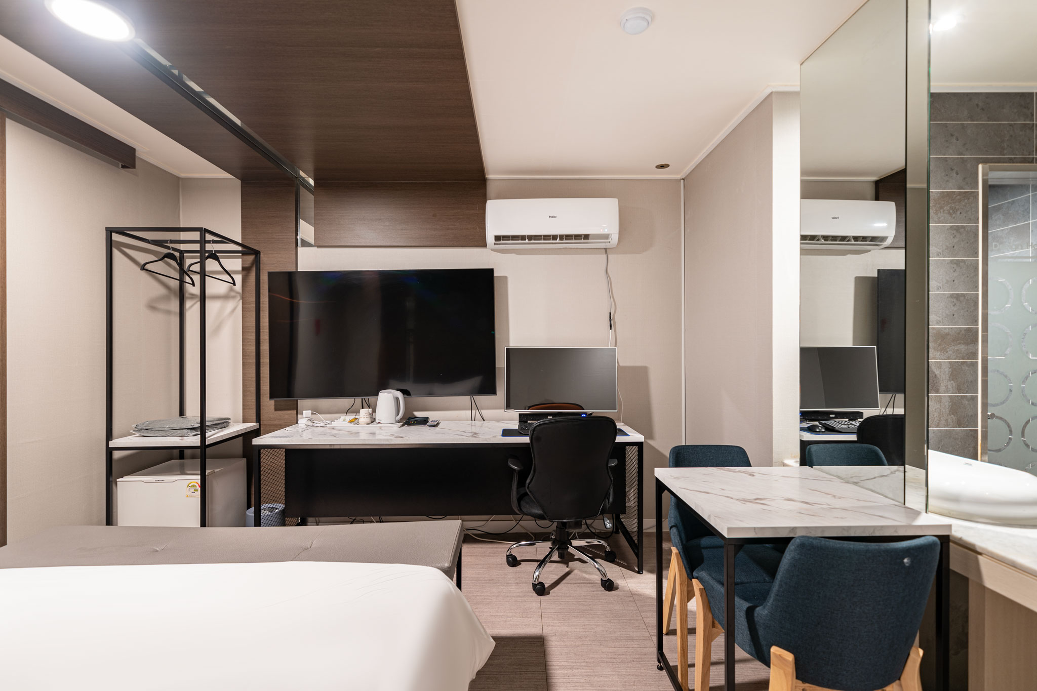 room detail thumbnail 2