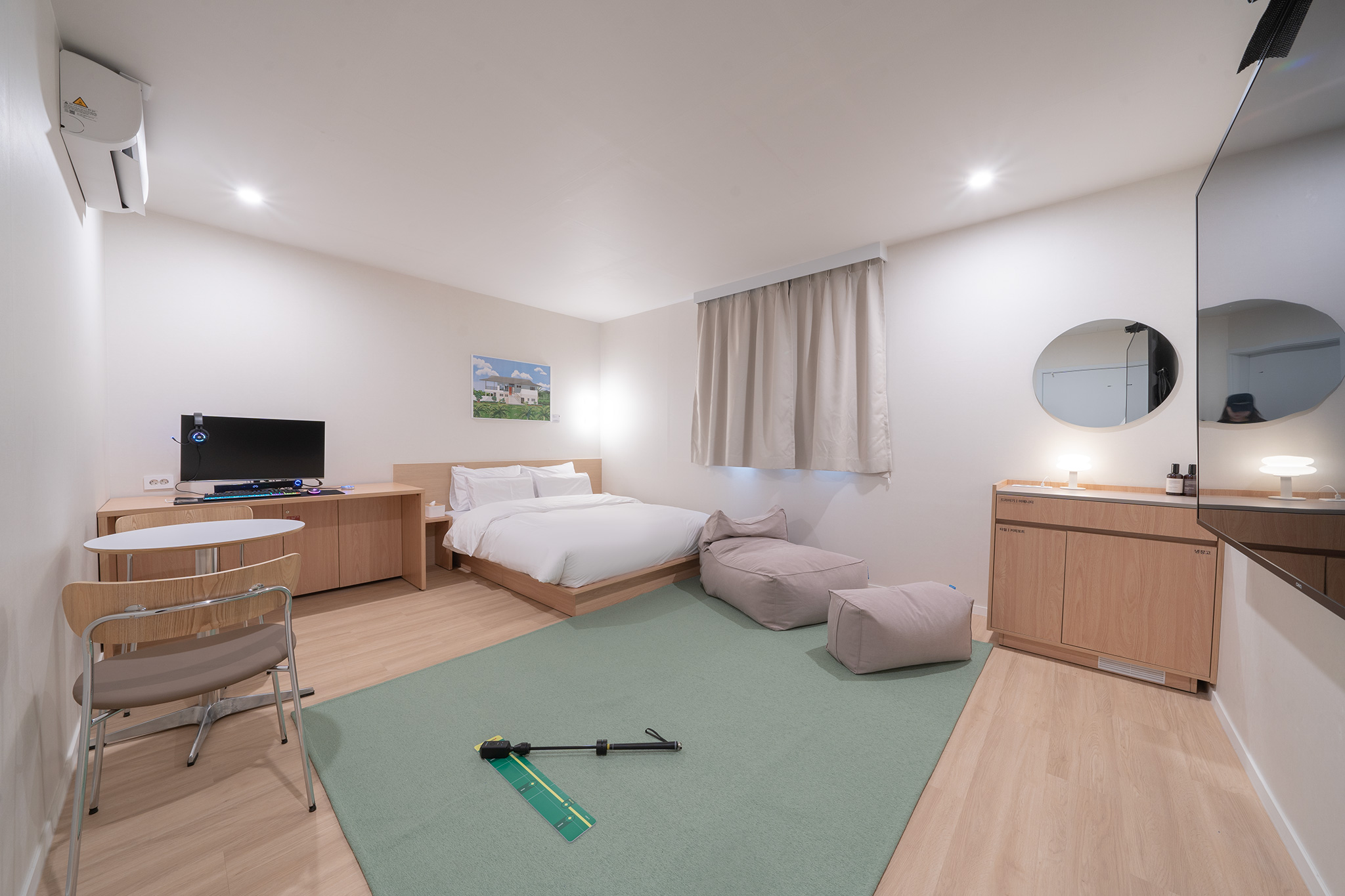 room detail thumbnail 2