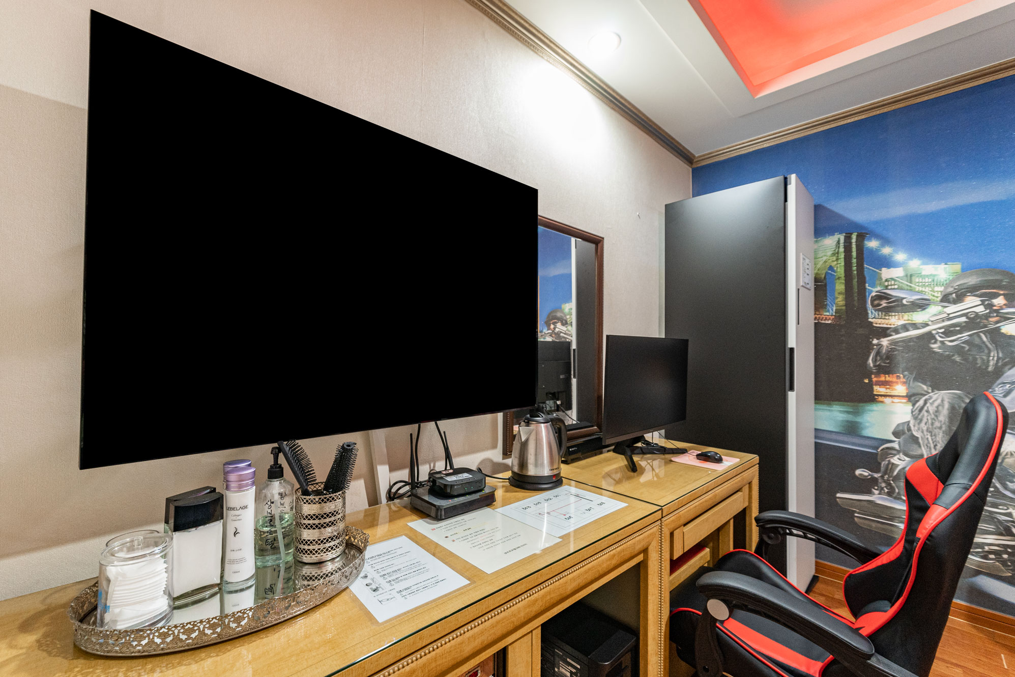 room detail thumbnail 2