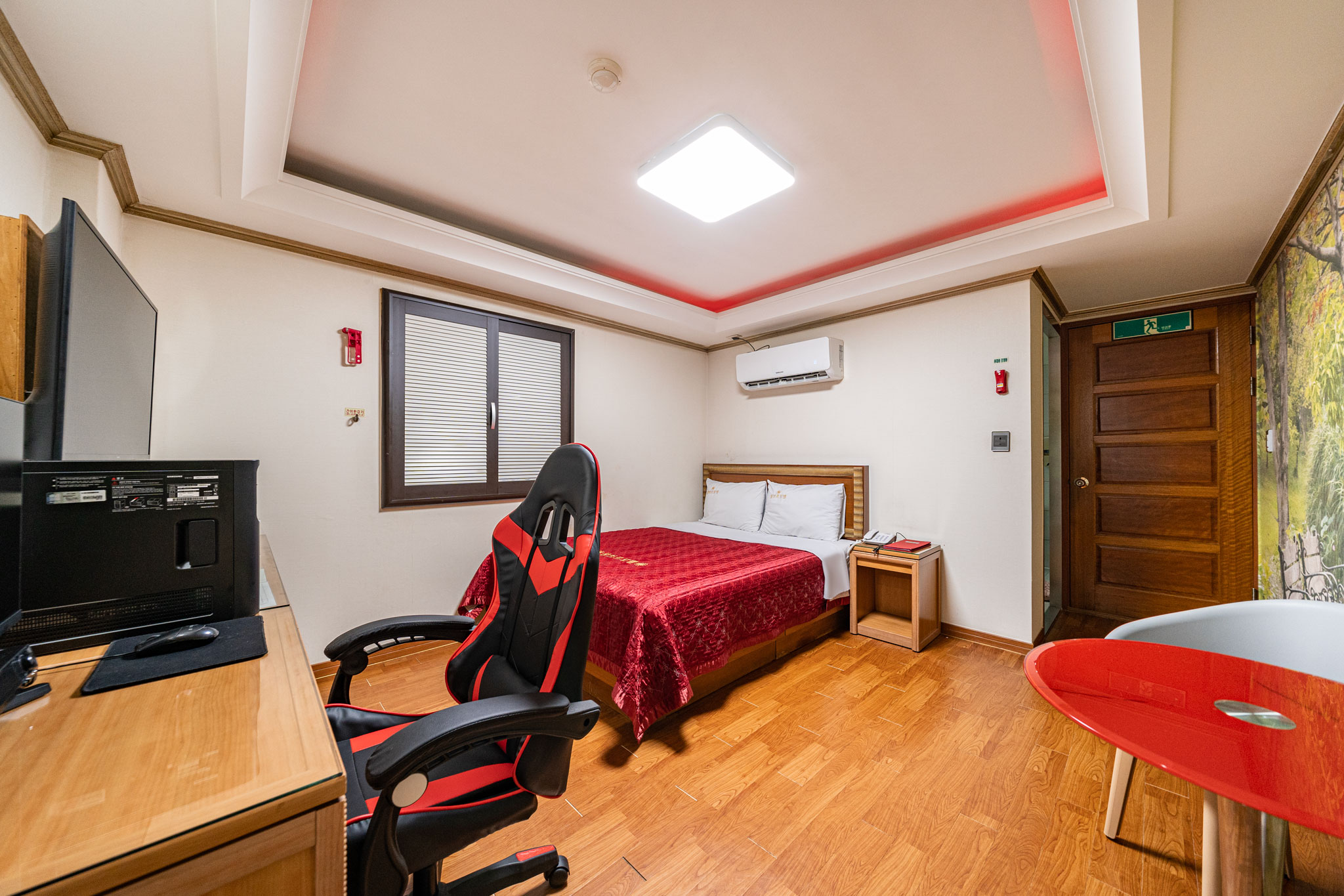 room detail thumbnail 1