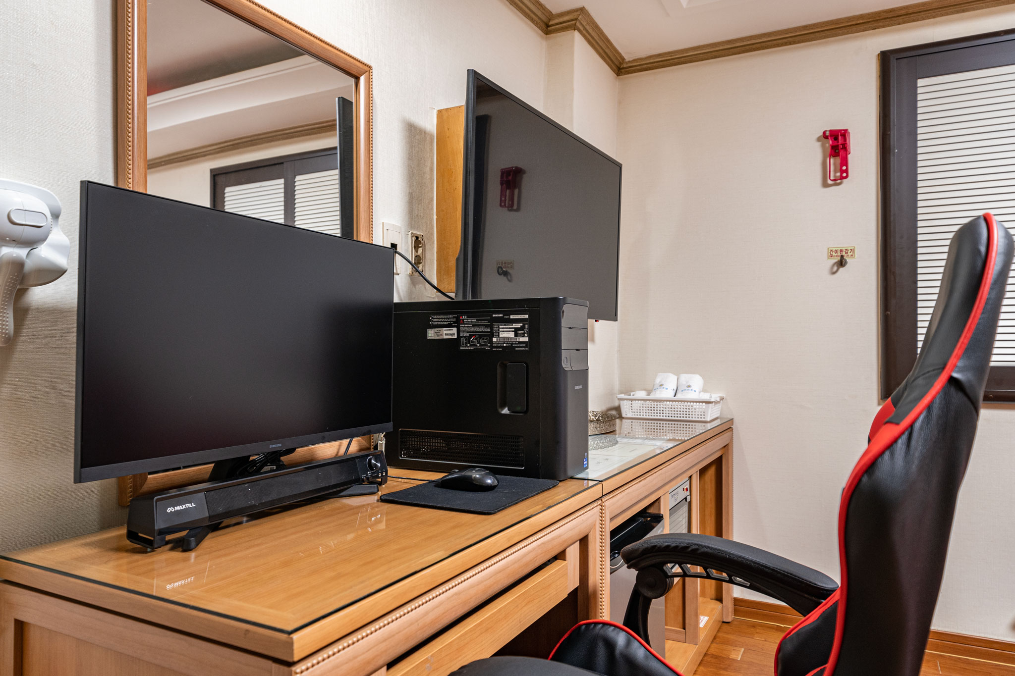 room detail thumbnail 2