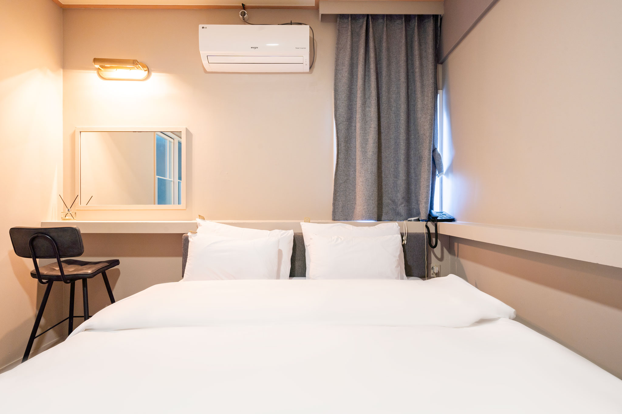 room detail thumbnail 2