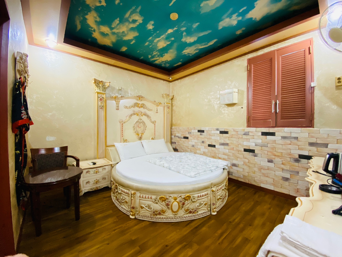 room detail thumbnail 0