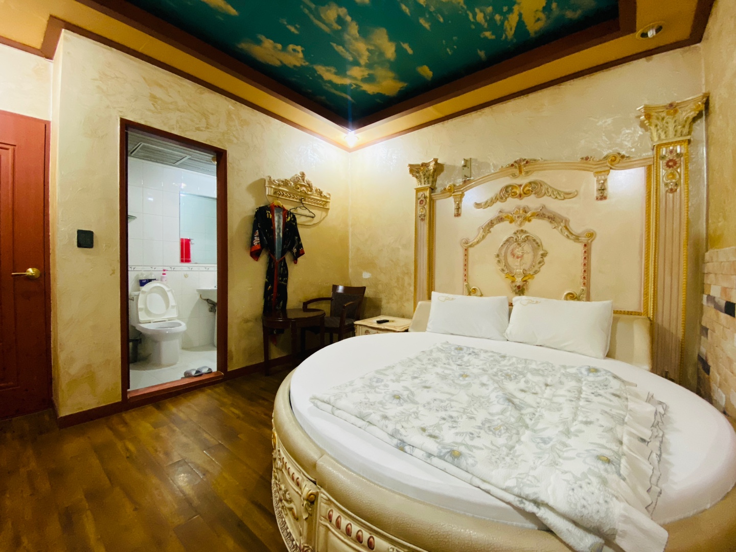 room detail thumbnail 1