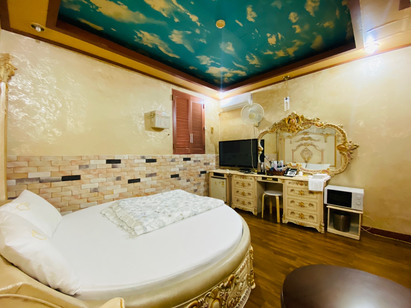 room detail thumbnail 2