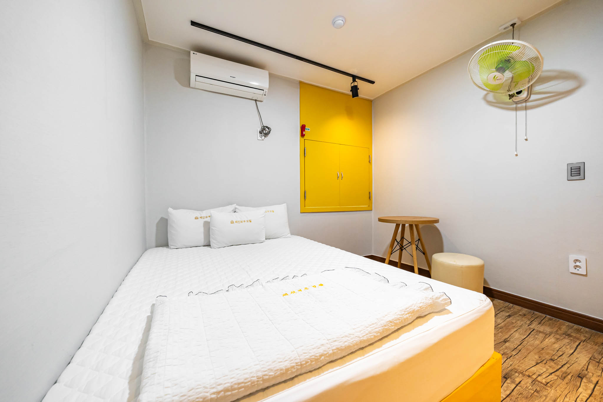 room detail thumbnail 2