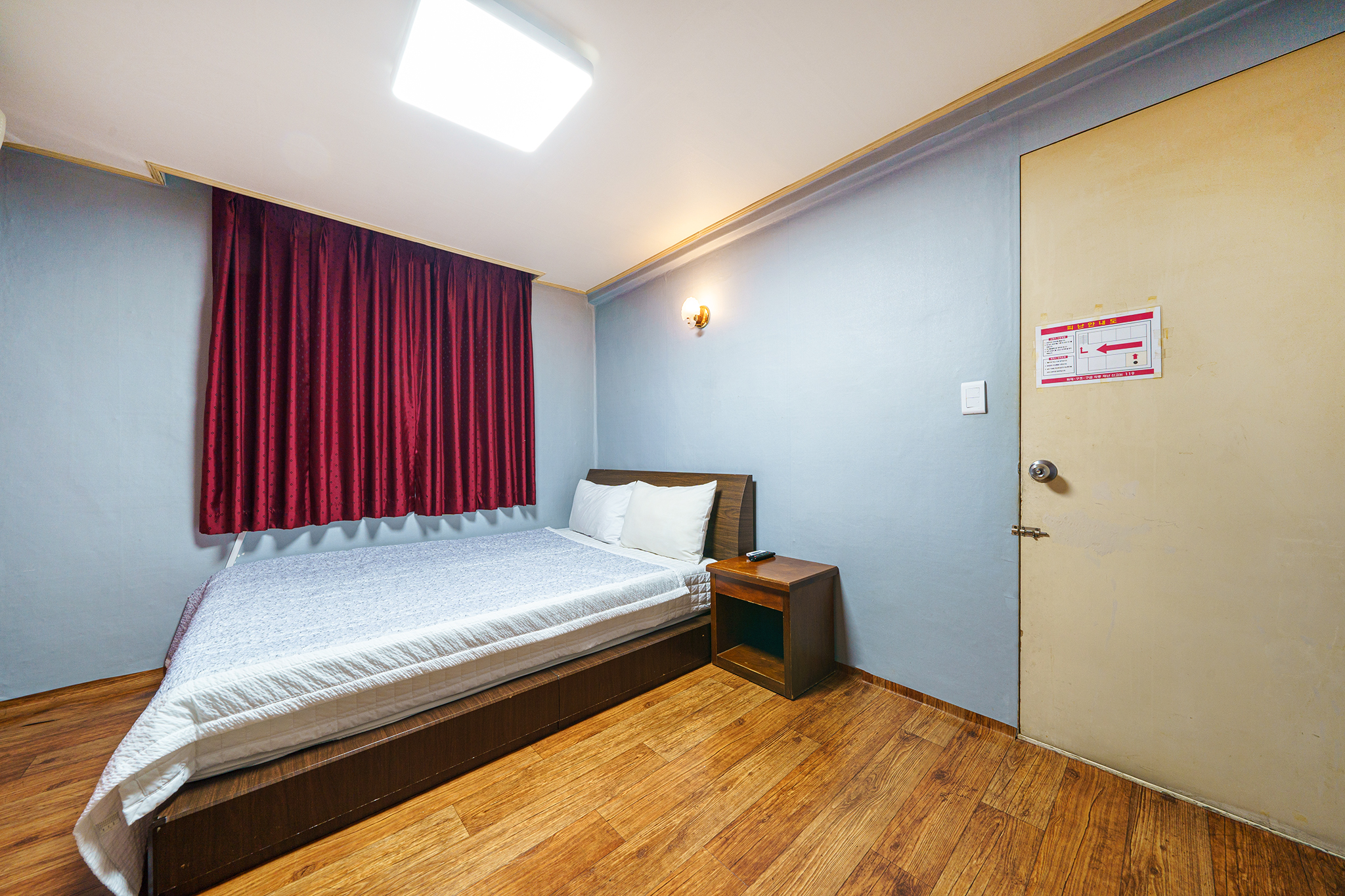 room detail thumbnail 2