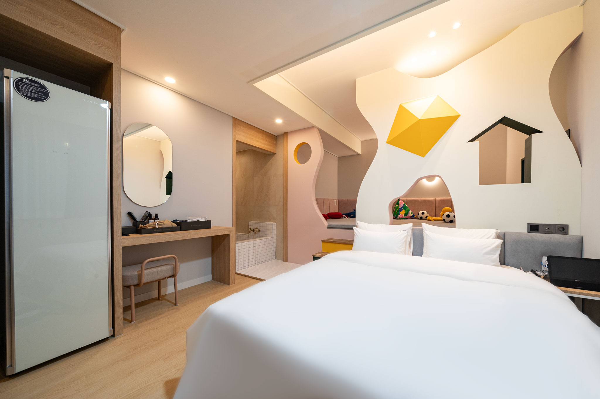room detail thumbnail 2
