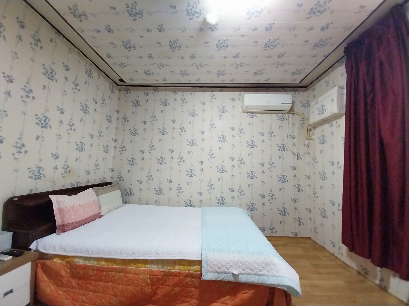 room detail thumbnail 2