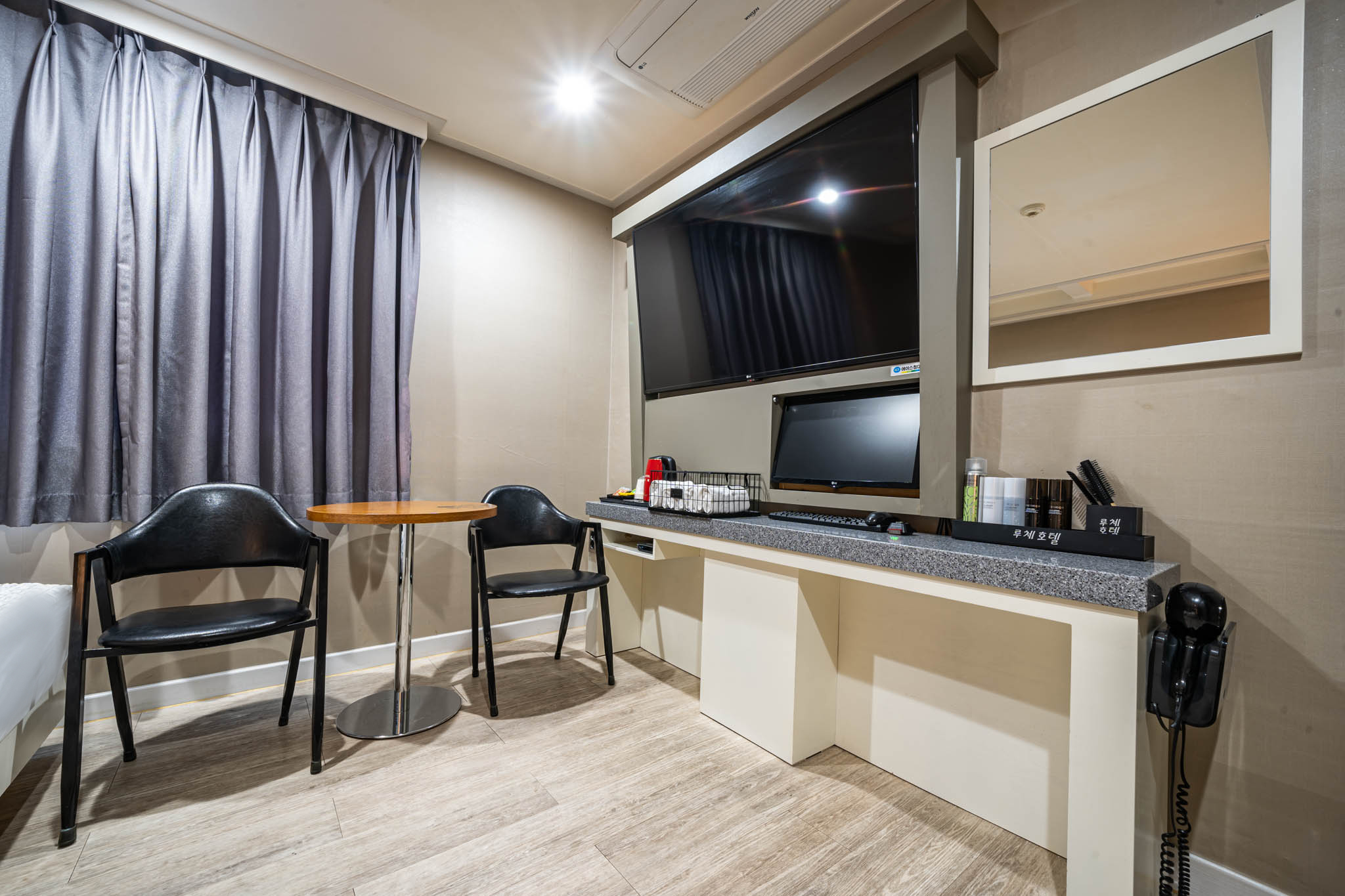 room detail thumbnail 2