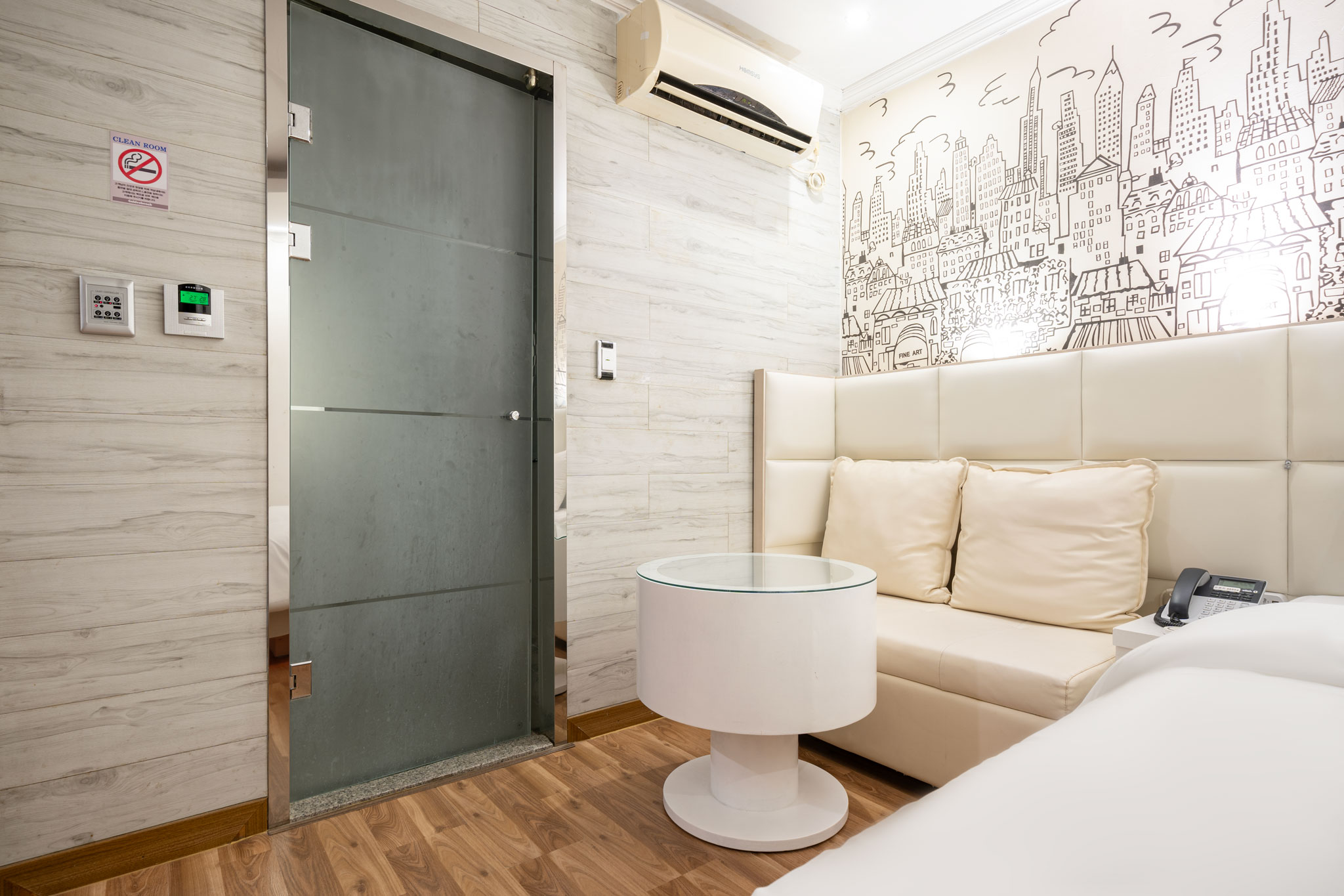 room detail thumbnail 2