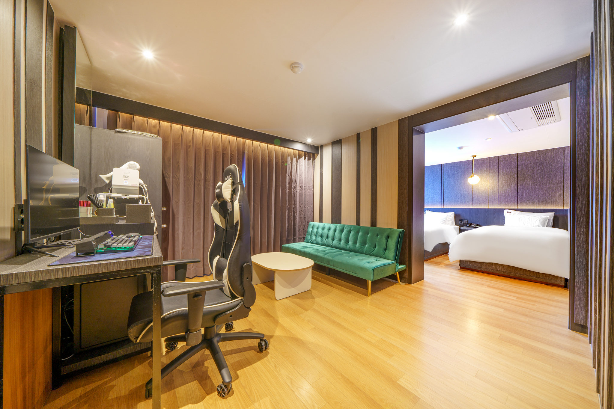 room detail thumbnail 2