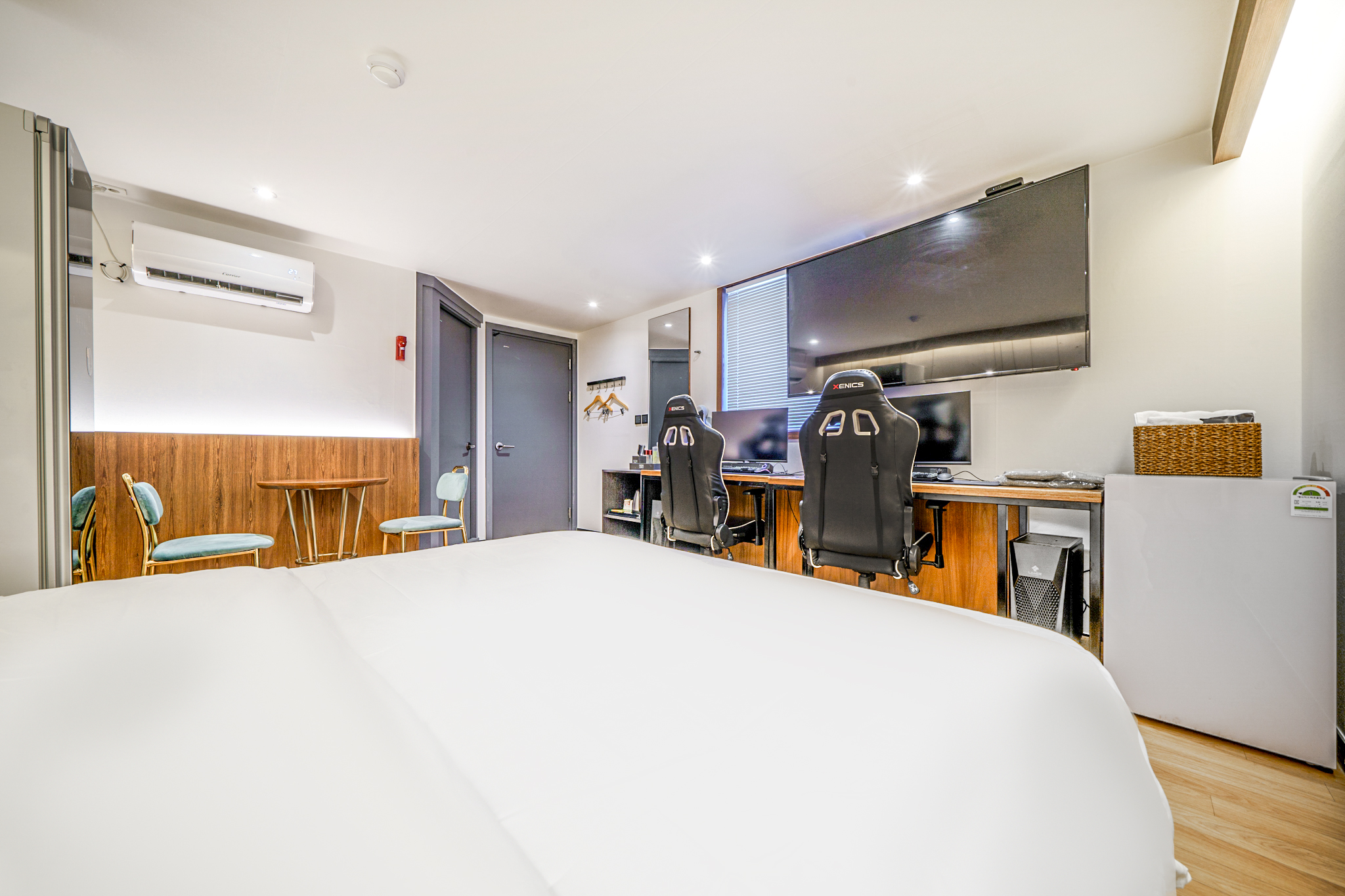 room detail thumbnail 2