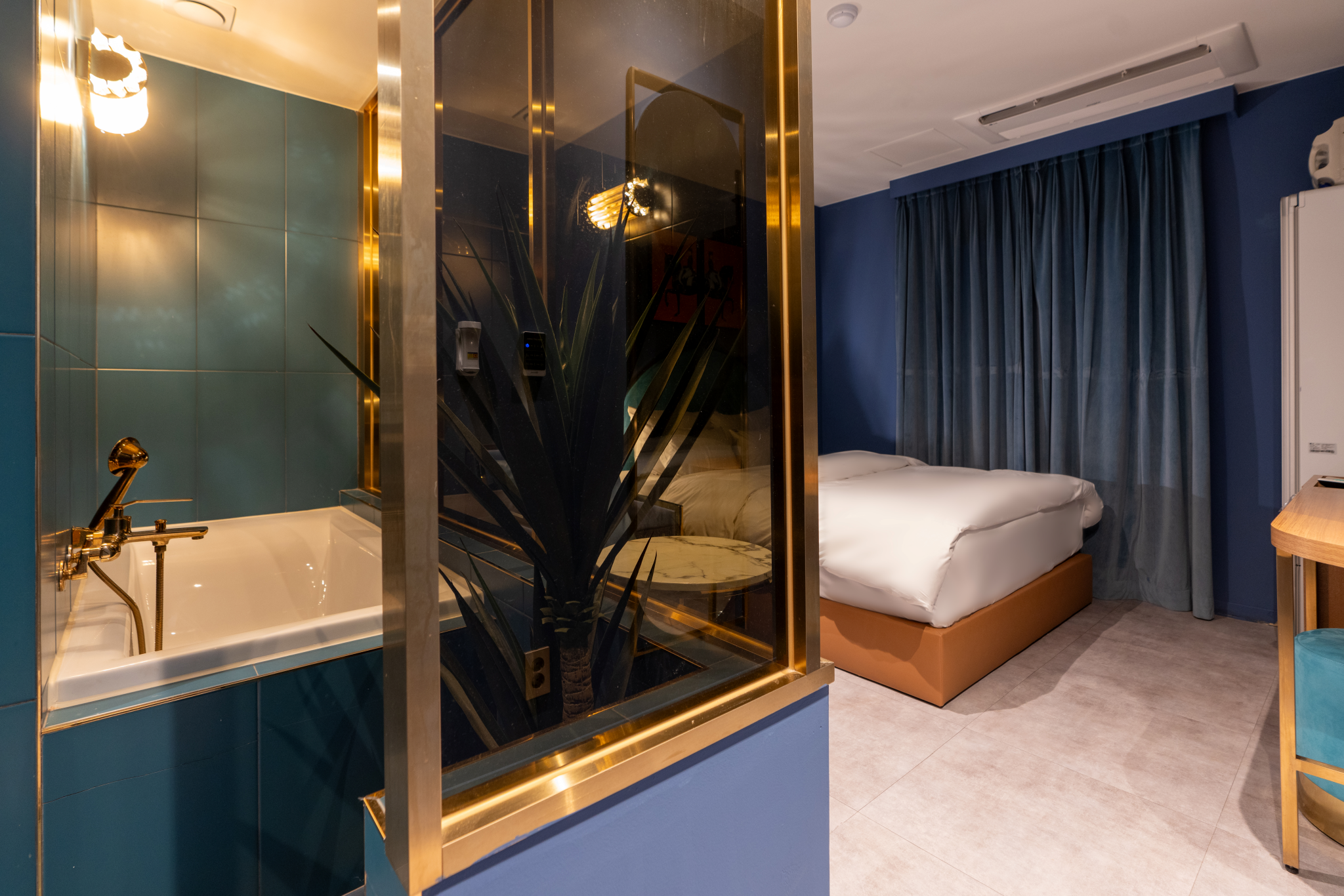 room detail thumbnail 2