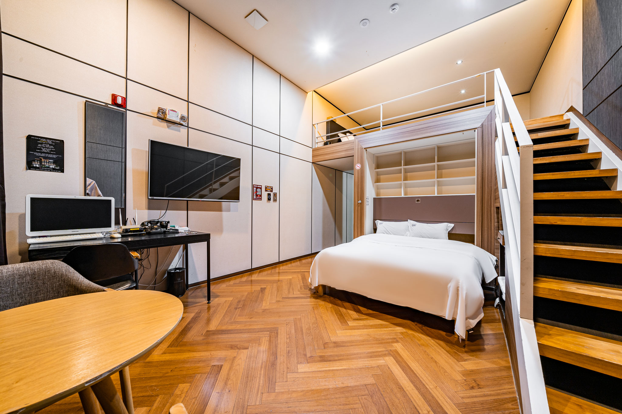 room detail thumbnail 1