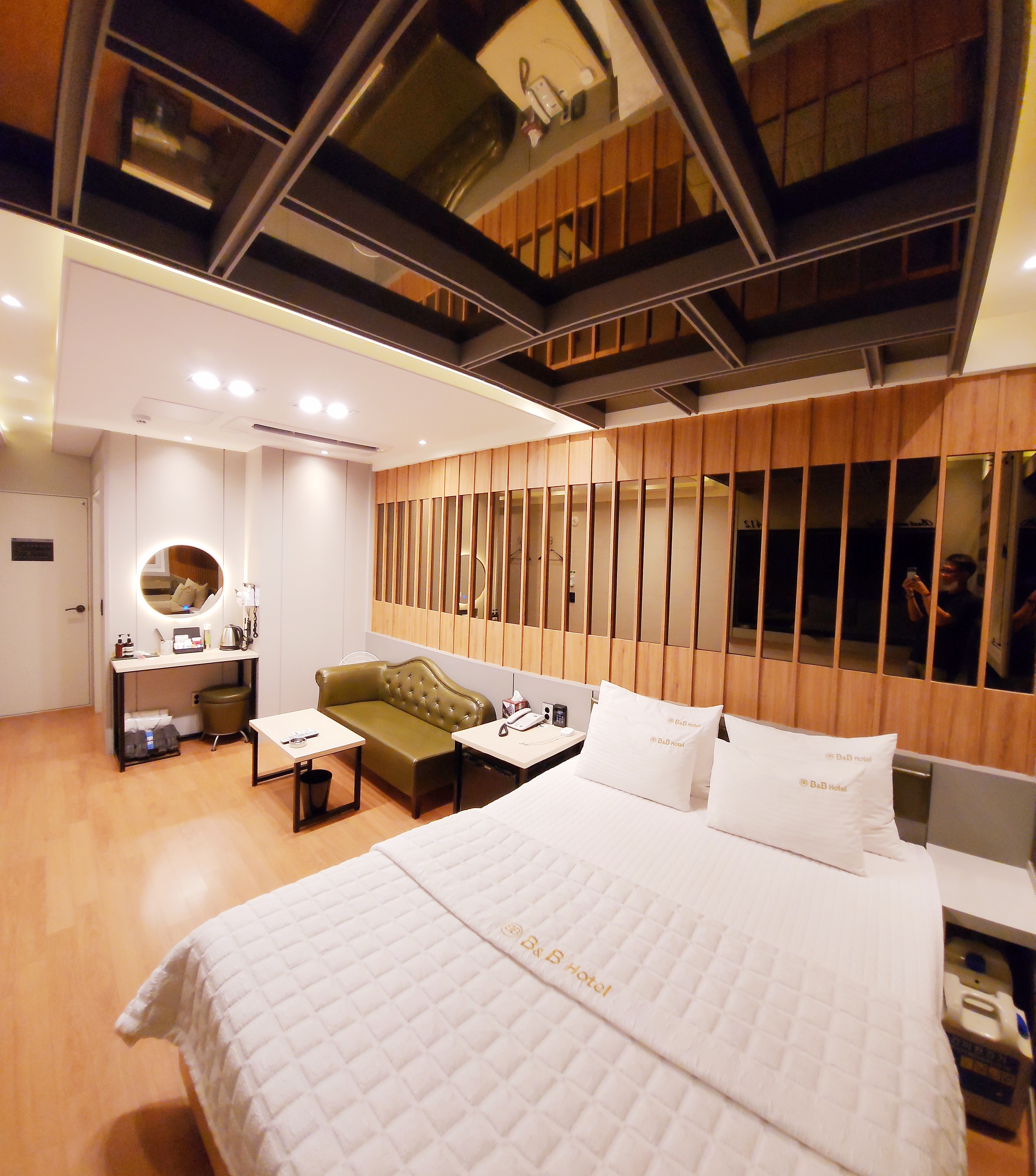 room detail thumbnail 2