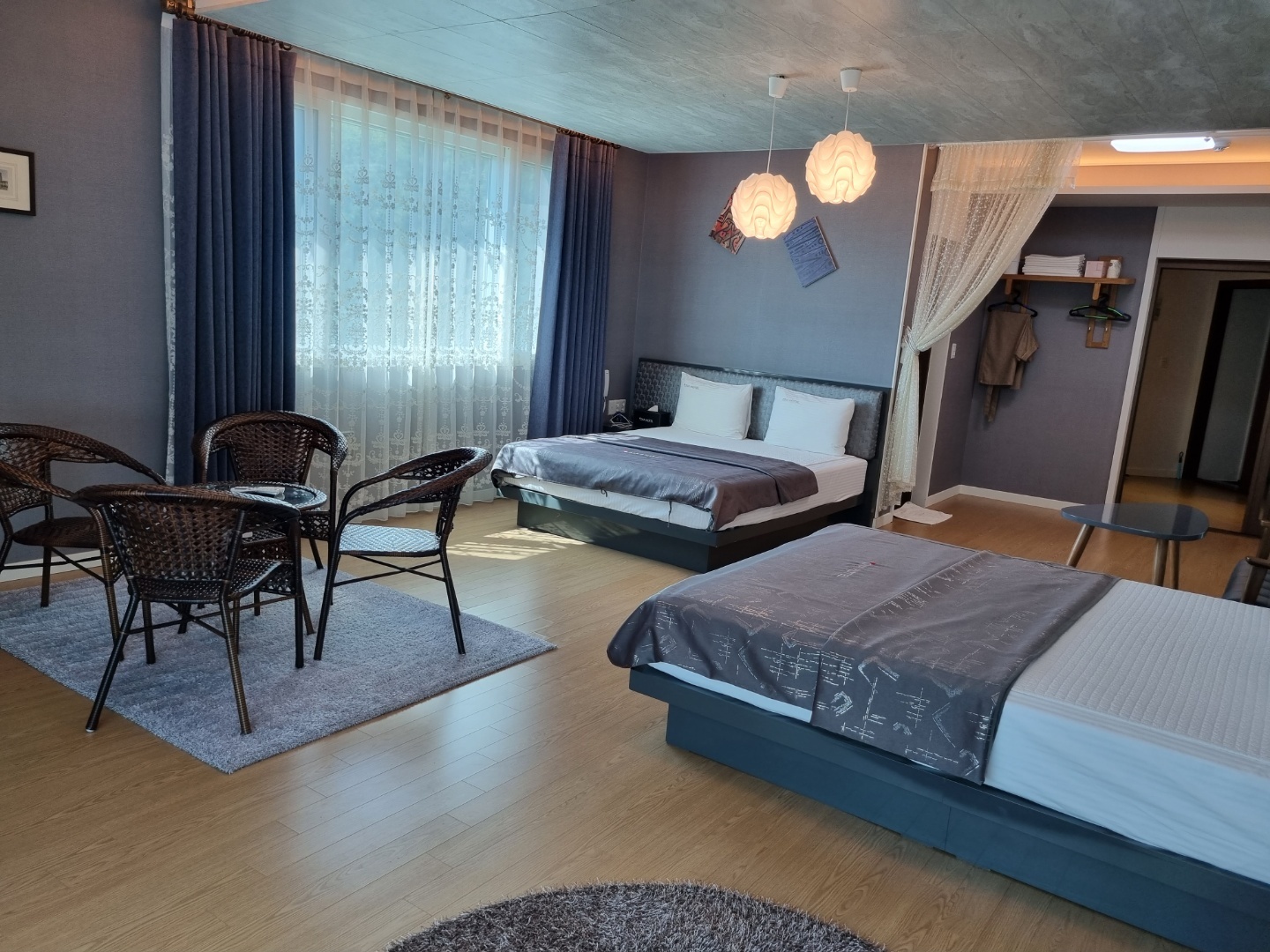 room detail thumbnail 2