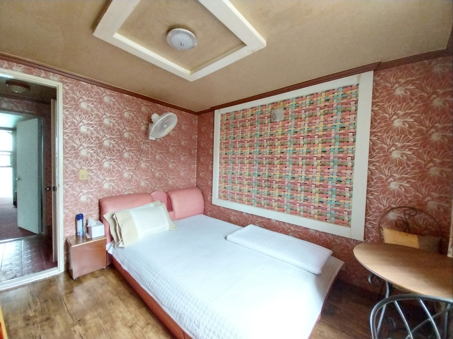 room detail thumbnail 2