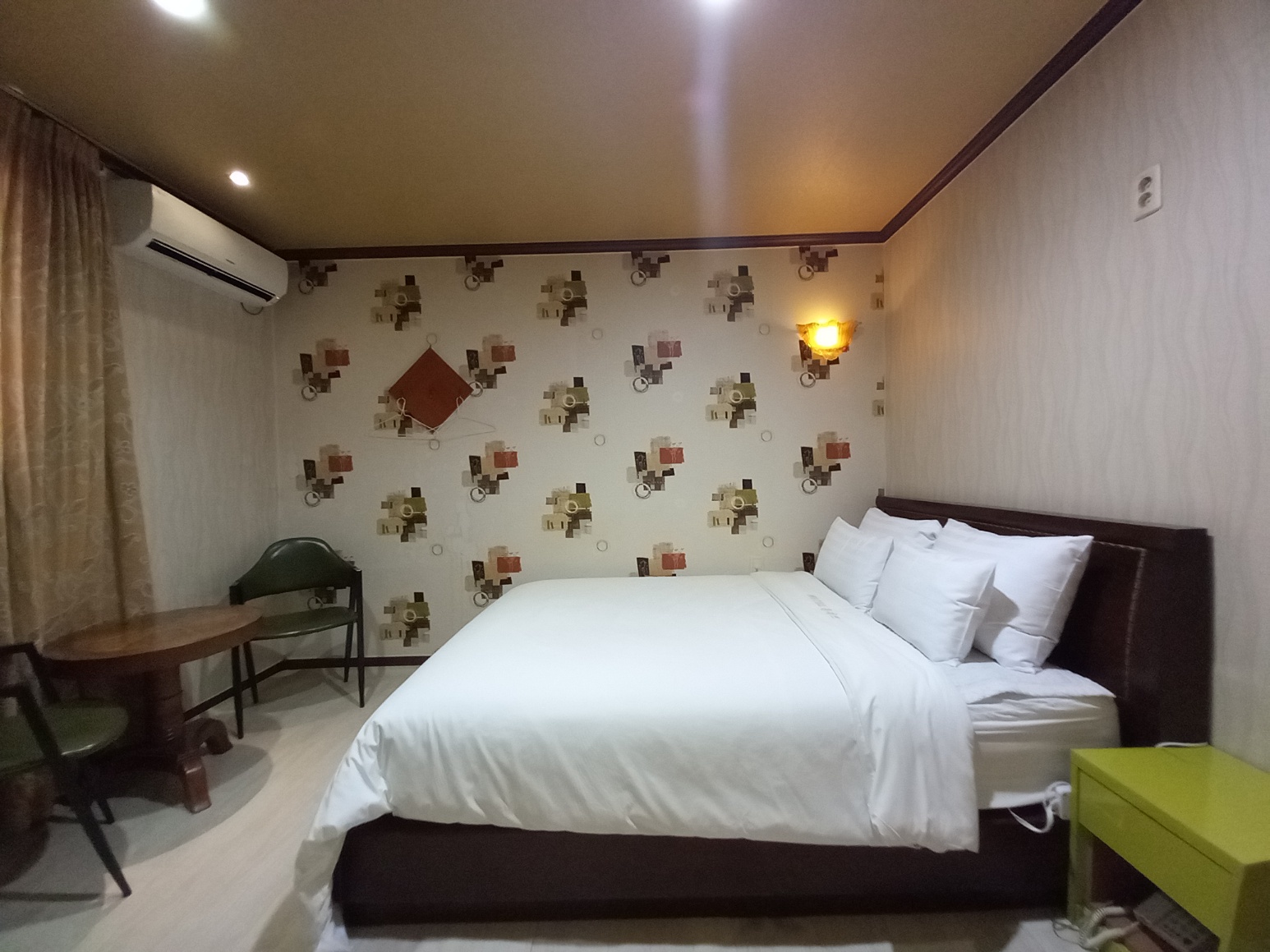 room detail thumbnail 1