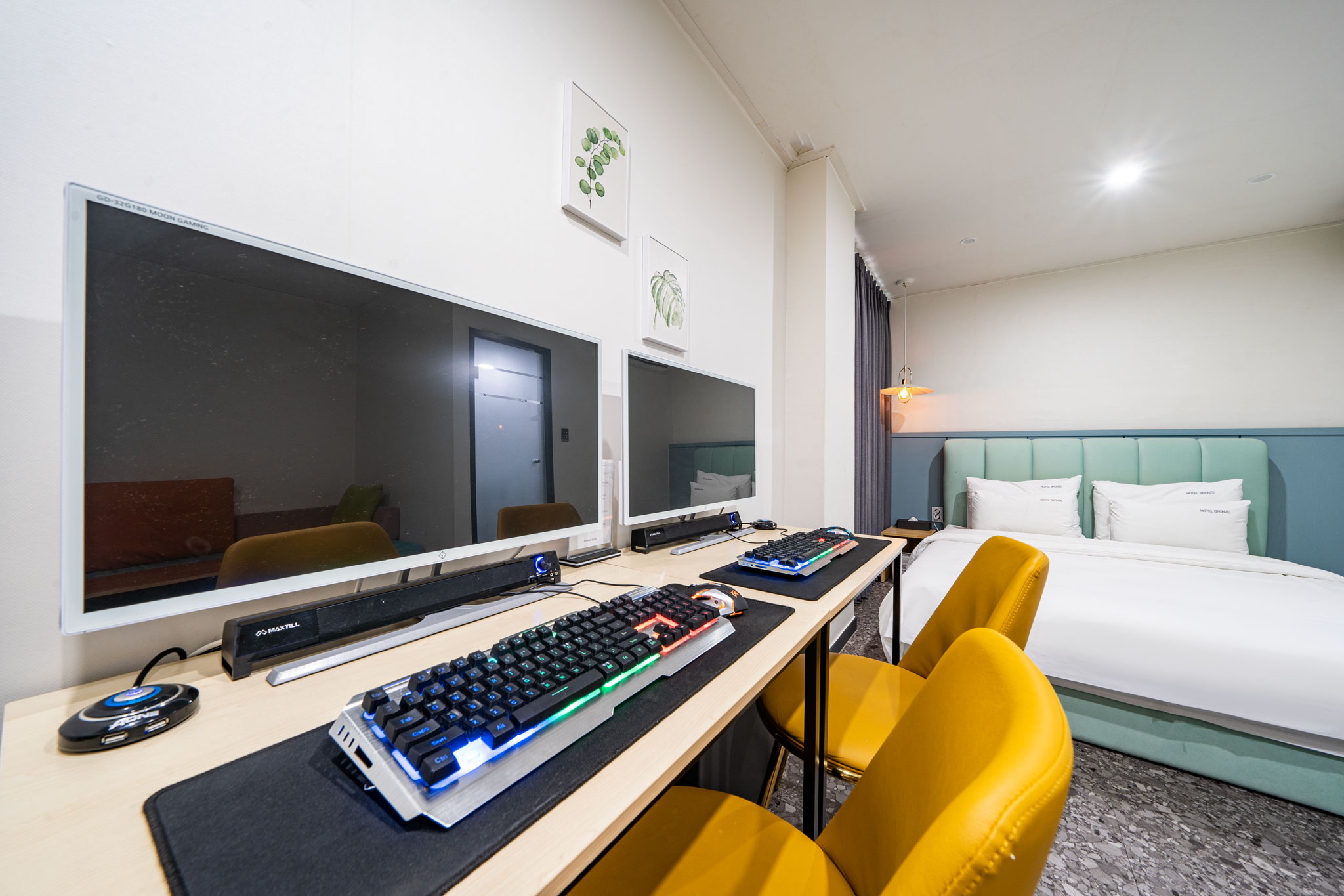 room detail thumbnail 2