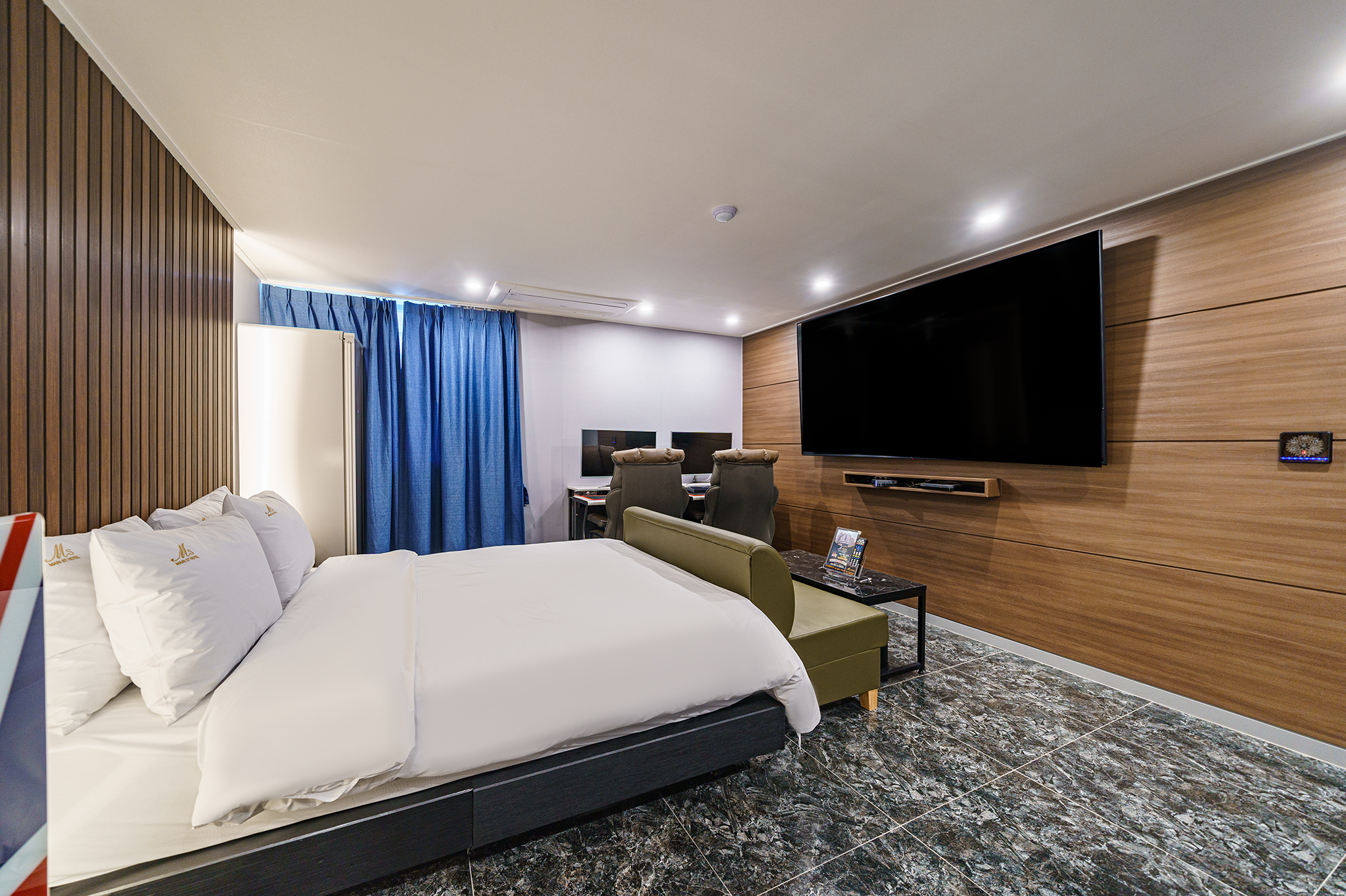 room detail thumbnail 2