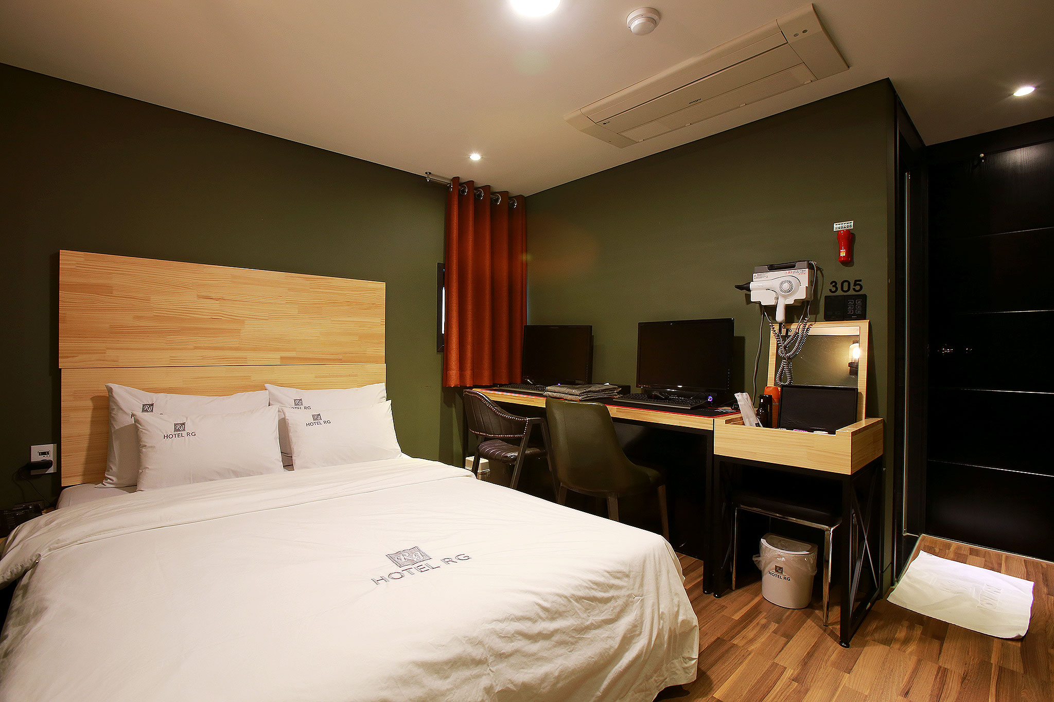 room detail thumbnail 1