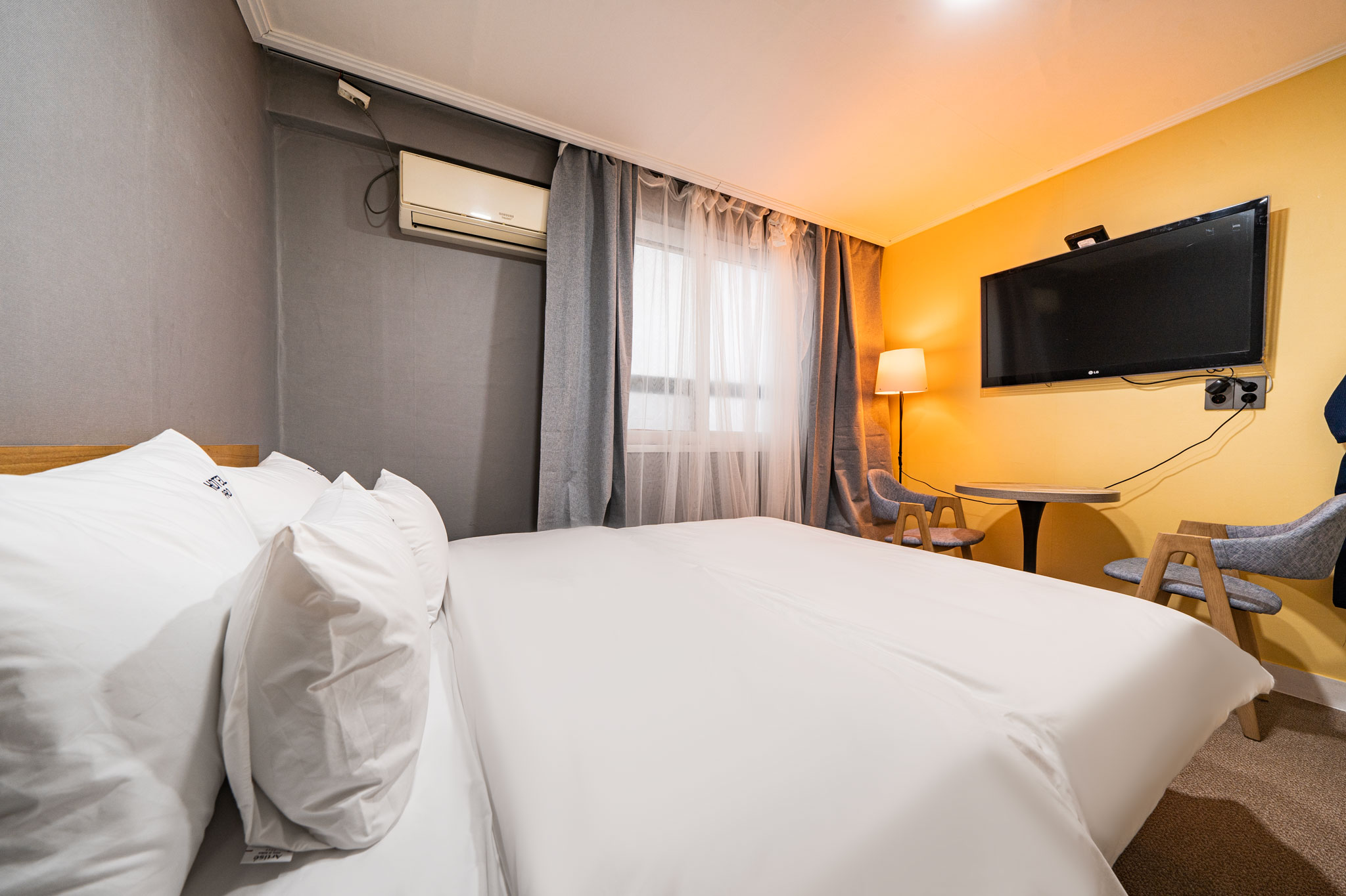 room detail thumbnail 2