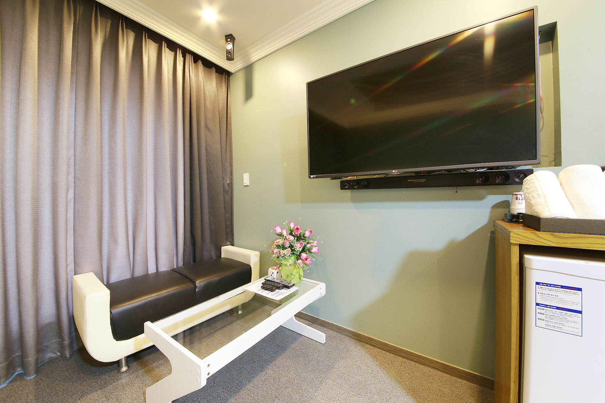 room detail thumbnail 2