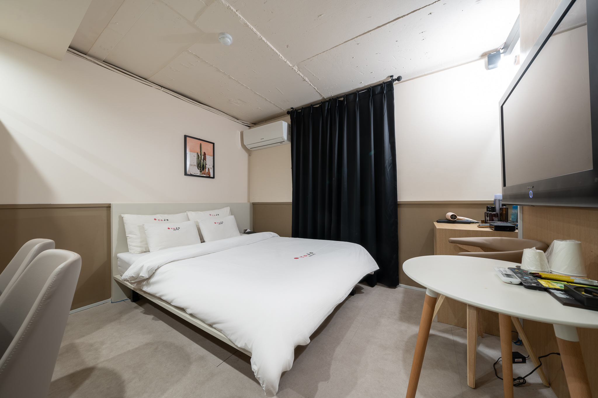 room detail thumbnail 1