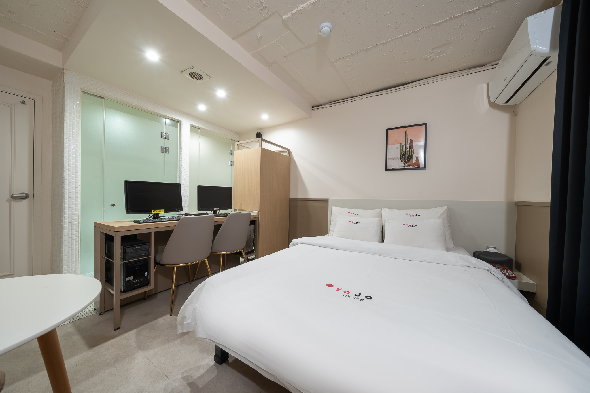 room detail thumbnail 2