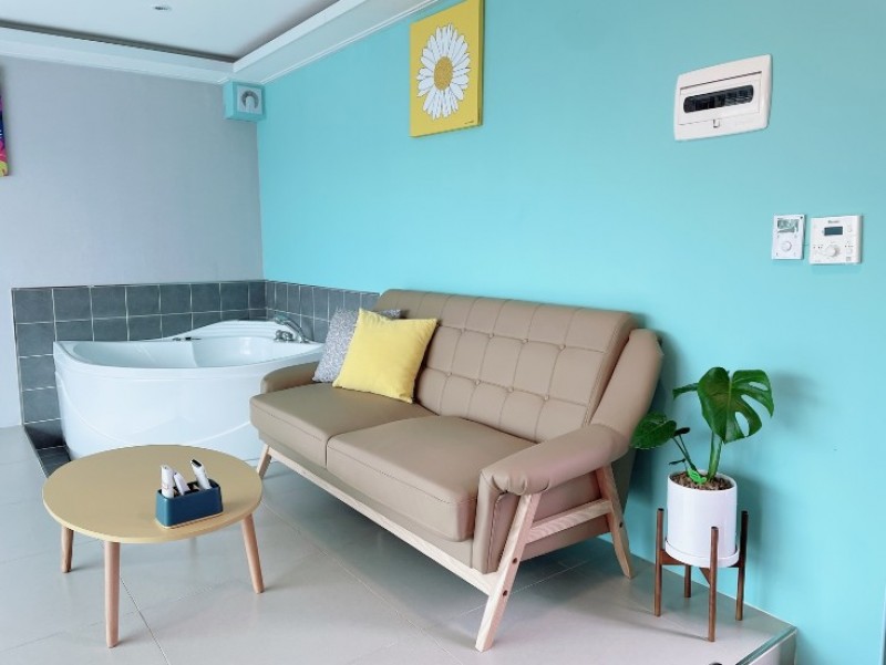 room detail thumbnail 2